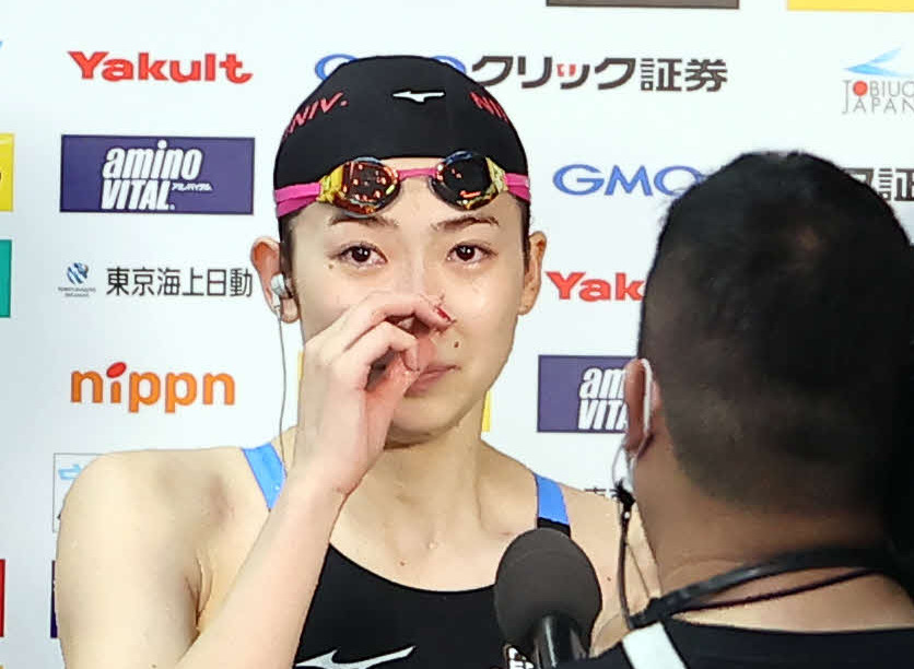 女子800メートルリレーを制した日大の池江はインタビューで感極まり涙ぐむ（撮影・浅見桂子）