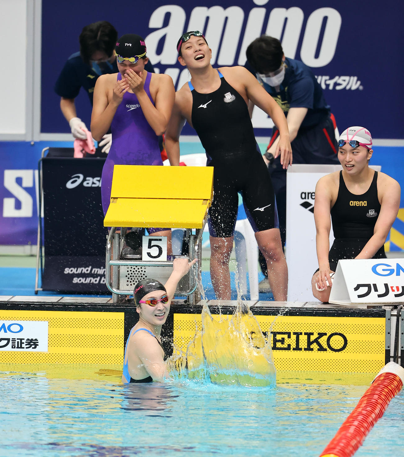 女子800メートルリレーを制した日大の池江（下）らは笑顔でガッツポーズ（撮影・浅見桂子）