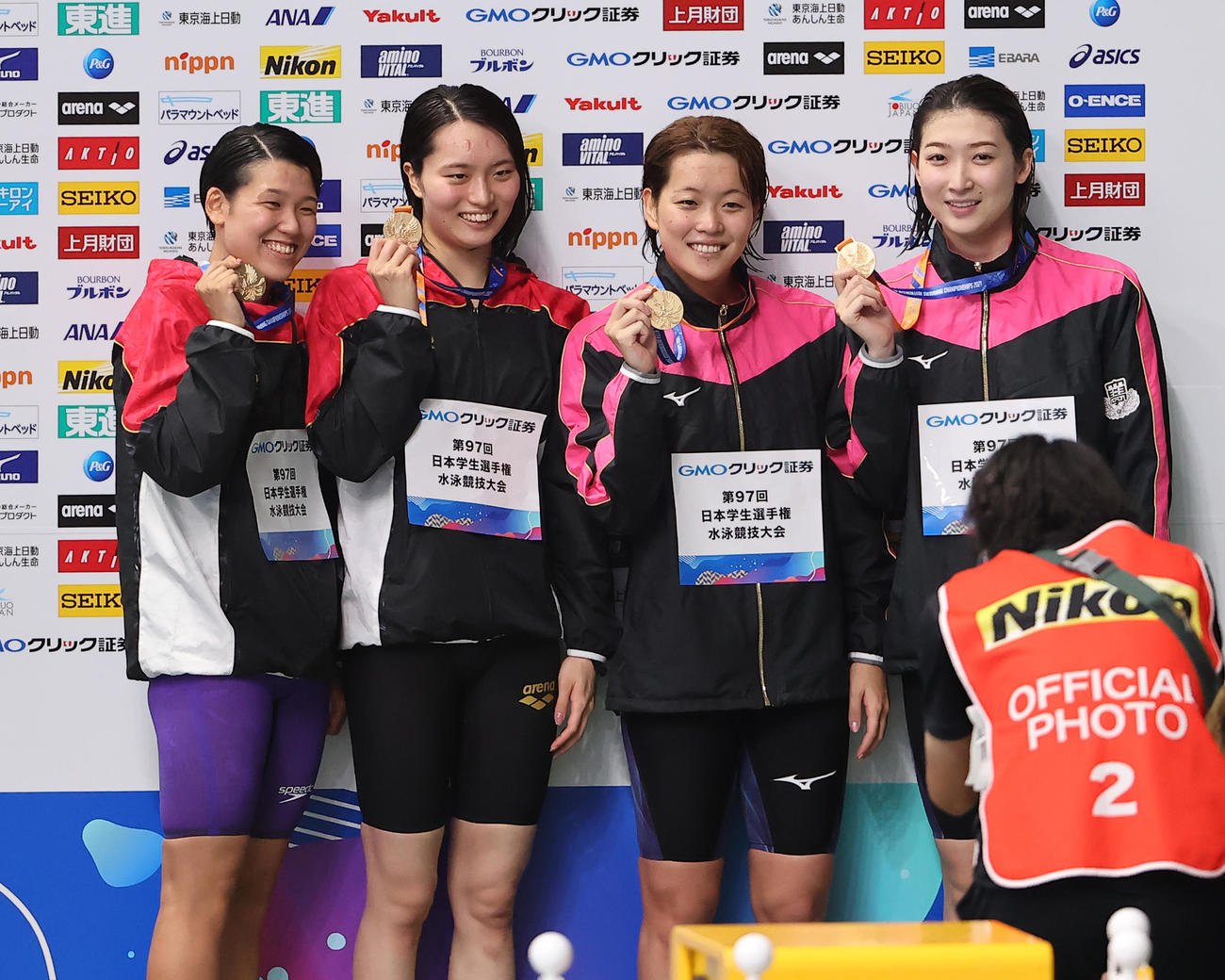 女子800メートルリレーを制した日大の、左から小堀、伊藤、持田、池江は金メダルを手に笑顔を見せる（撮影・浅見桂子）