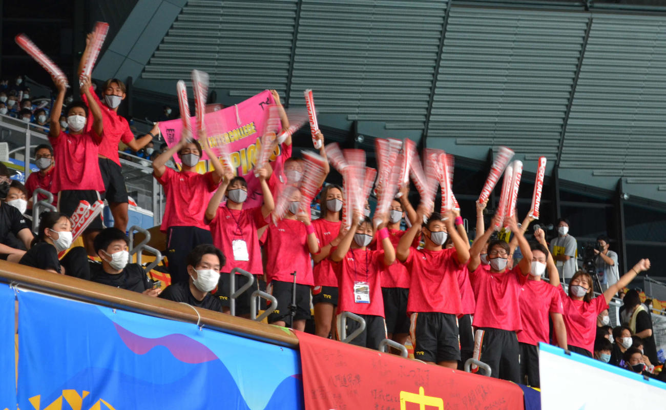 男子で2年ぶり38度目の総合優勝を果たし、盛り上がる日大の応援席（撮影・吉池彰）
