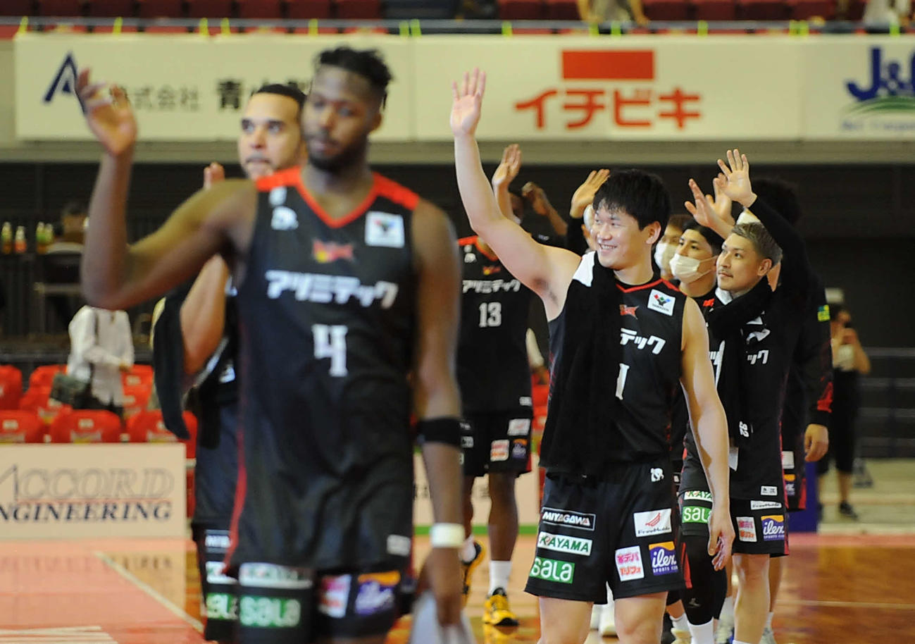 コートを回ってファンに手を振る三遠の選手ら。右手前は松脇