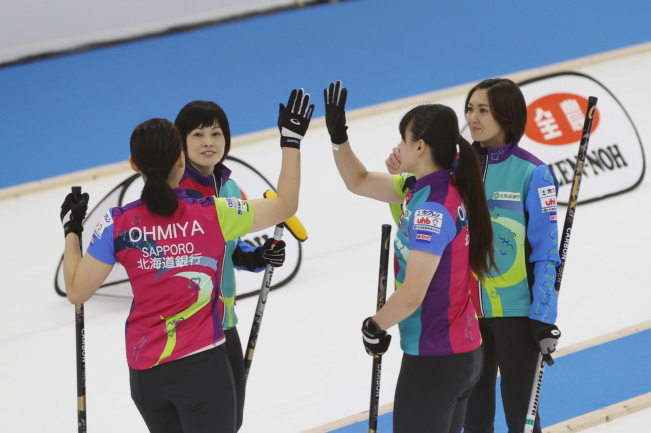 21年9月11日、カーリング女子日本代表決定戦　右から北海道銀行の吉村紗也香、小野寺佳歩、船山弓枝、近江谷杏菜
