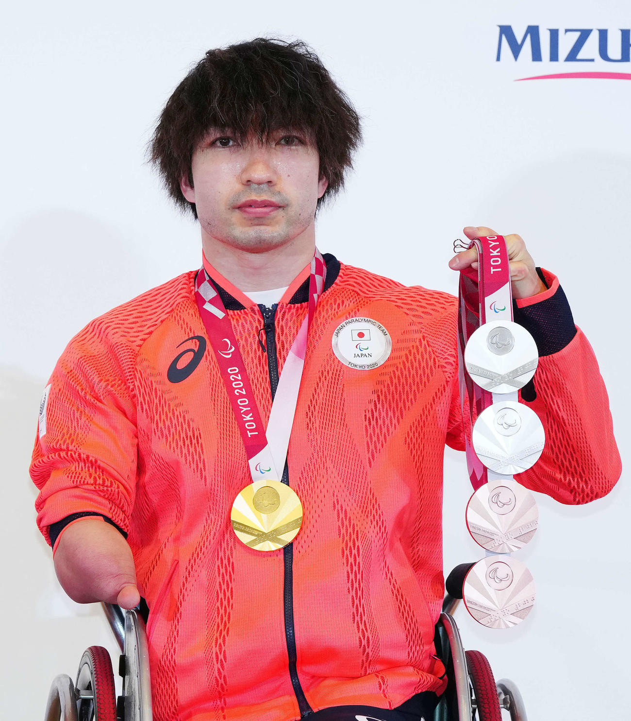 記者会見を終え、獲得したメダルを披露するパラ競泳男子の鈴木孝幸（2021年9月3日撮影）
