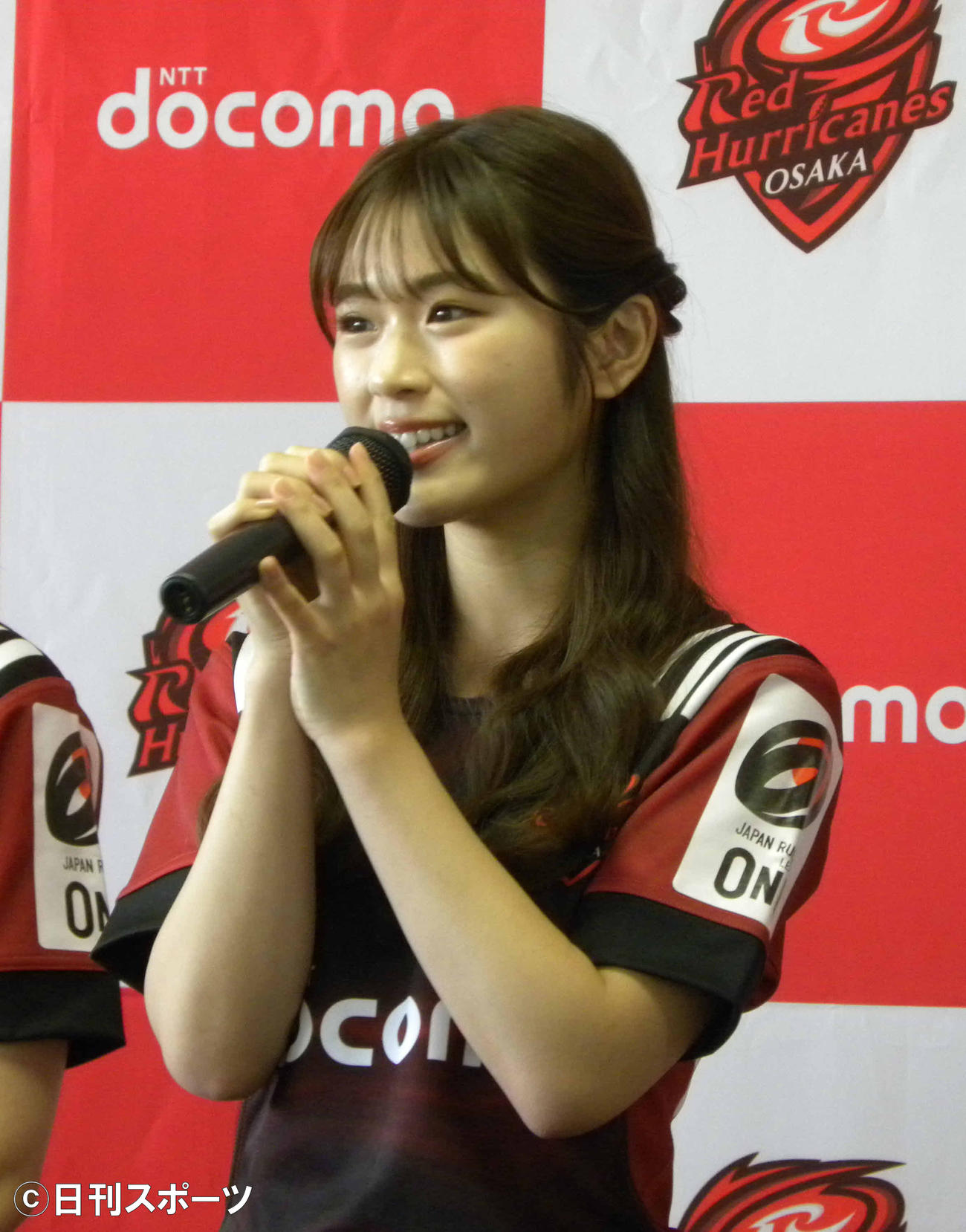 NTTドコモレッドハリケーンズ大阪の公式アンバサダー就任式で思いを語るNMB48の渋谷凪咲（撮影・松本航）