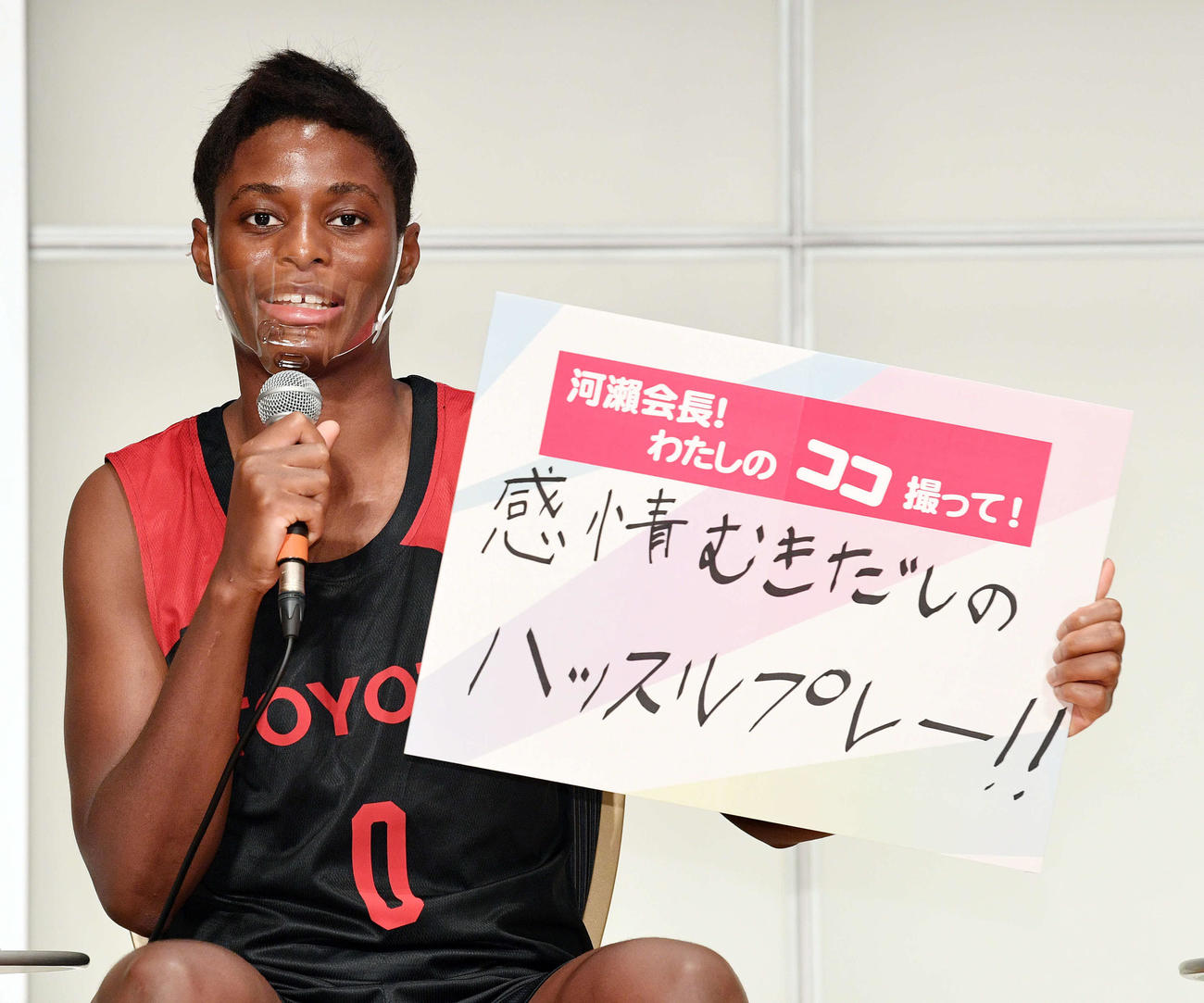 Wリーグ開幕記者会見のトークセッションで「河瀬会長！わたしのココ撮って！」というお題に「感情むきだしのハッスルプレー！！」とパネルに書いた馬瓜（撮影・滝沢徹郎）