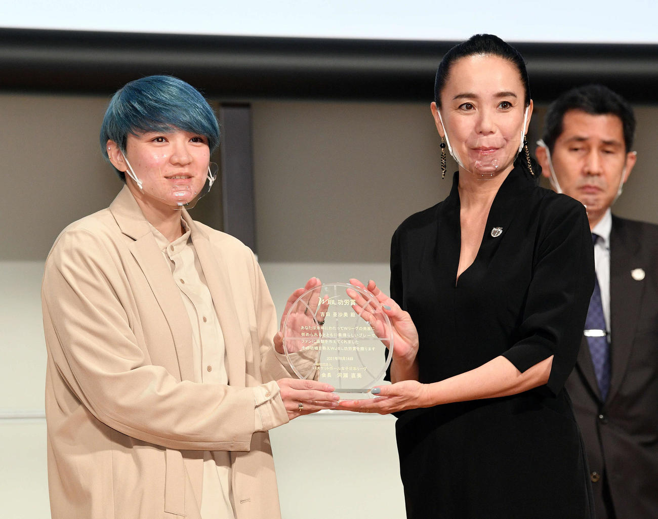 Wリーグ開幕記者会見で河瀬直美会長（右）から功労賞の記念品を受け取る元ENEOSサンフラワーズの吉田亜沙美さん（撮影・滝沢徹郎）