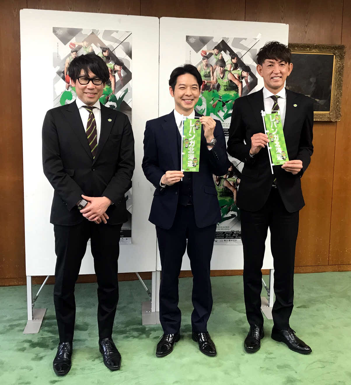 鈴木知事（中央）を表敬訪問したレバンガ北海道の横田CEO（左）と折茂社長（撮影・永野高輔）
