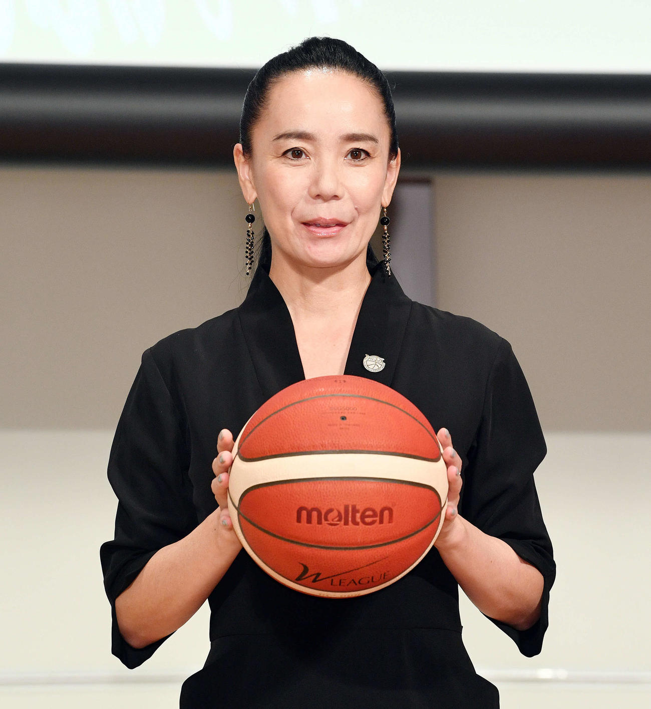 Wリーグ開幕記者会見でボールを手に記念撮影に臨む河瀬直美会長（撮影・滝沢徹郎）
