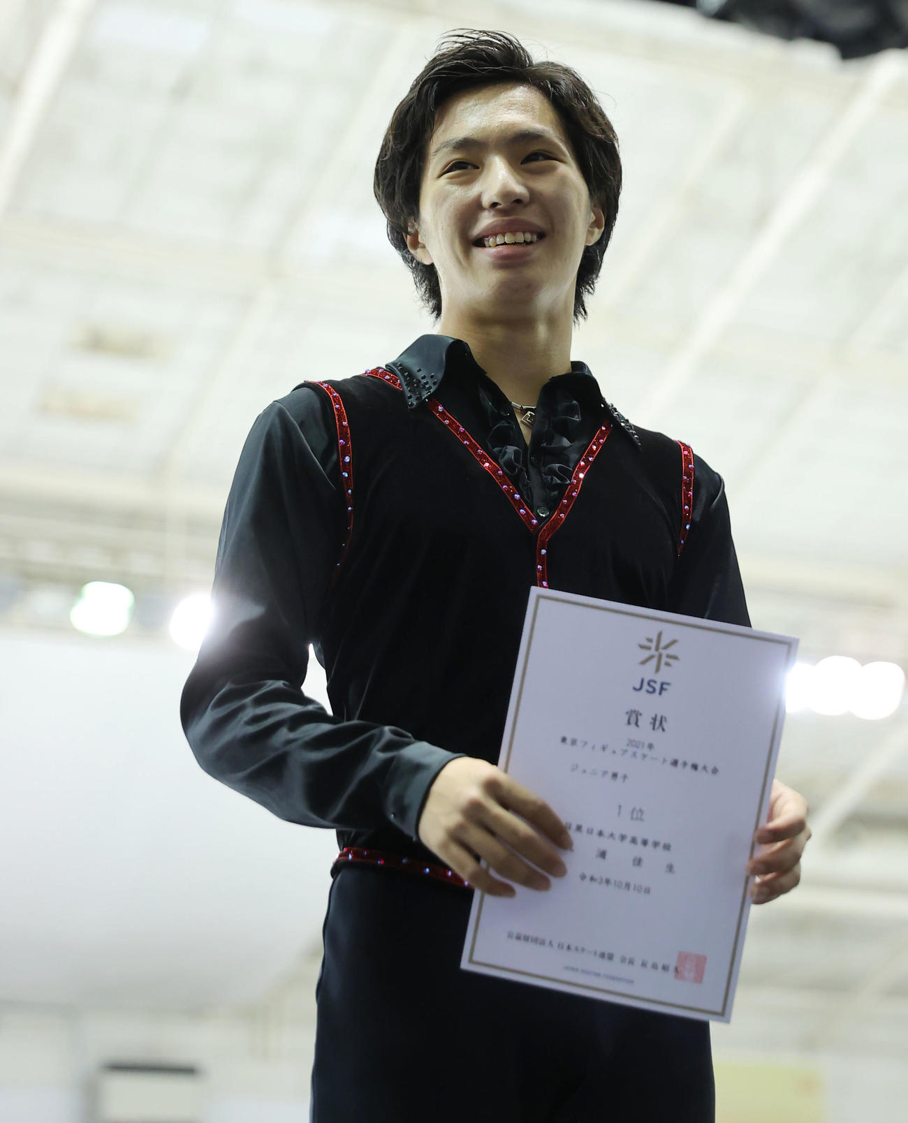 フィギュアスケート東京選手権ジュニア男子で1位となり賞状を手に笑顔を見せる三浦（2021年10月10日撮影）