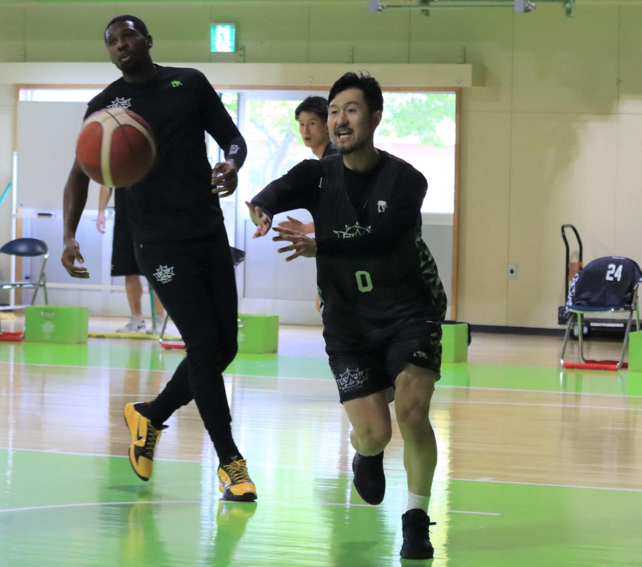 新潟とのホーム開幕戦に向けて練習するレバンガ北海道橋本主将（手前）（撮影・保坂果那）