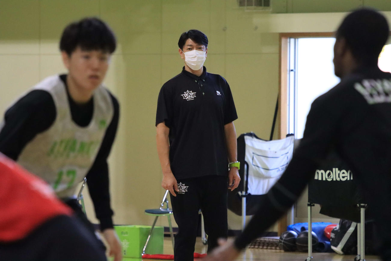 新潟とのホーム開幕戦に向けた練習を見守るレバンガ北海道佐古監督（中央）（撮影・保坂果那）