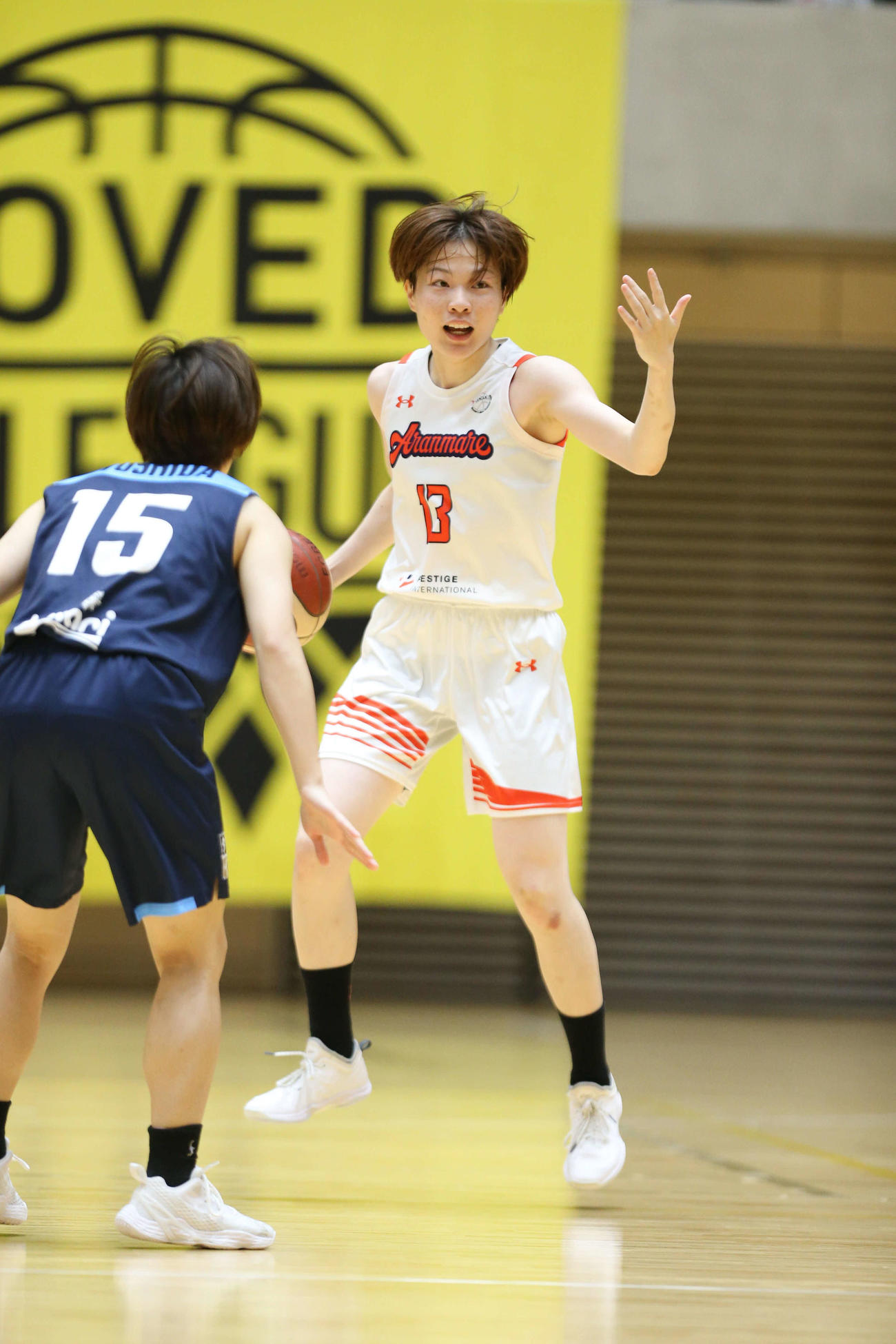 9月5日、姫路戦で選手に指示を与えるアランマーレ秋田・中島（C）Wリーグ
