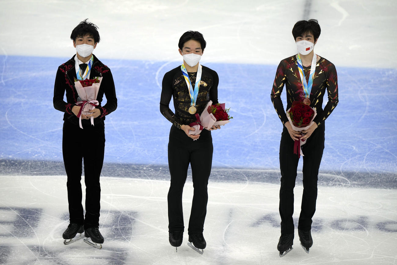 表彰式に臨む左から2位の佐藤、優勝した鍵山、3位の金博洋（AP）