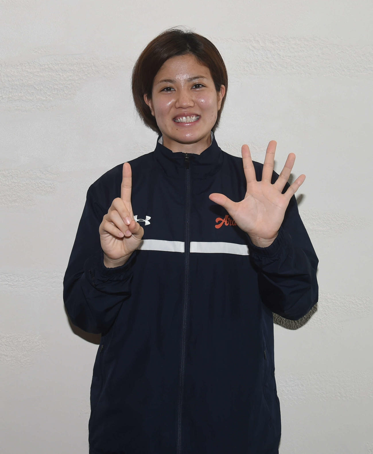 指で背番号「15」をつくるアランマーレ秋田・砂川