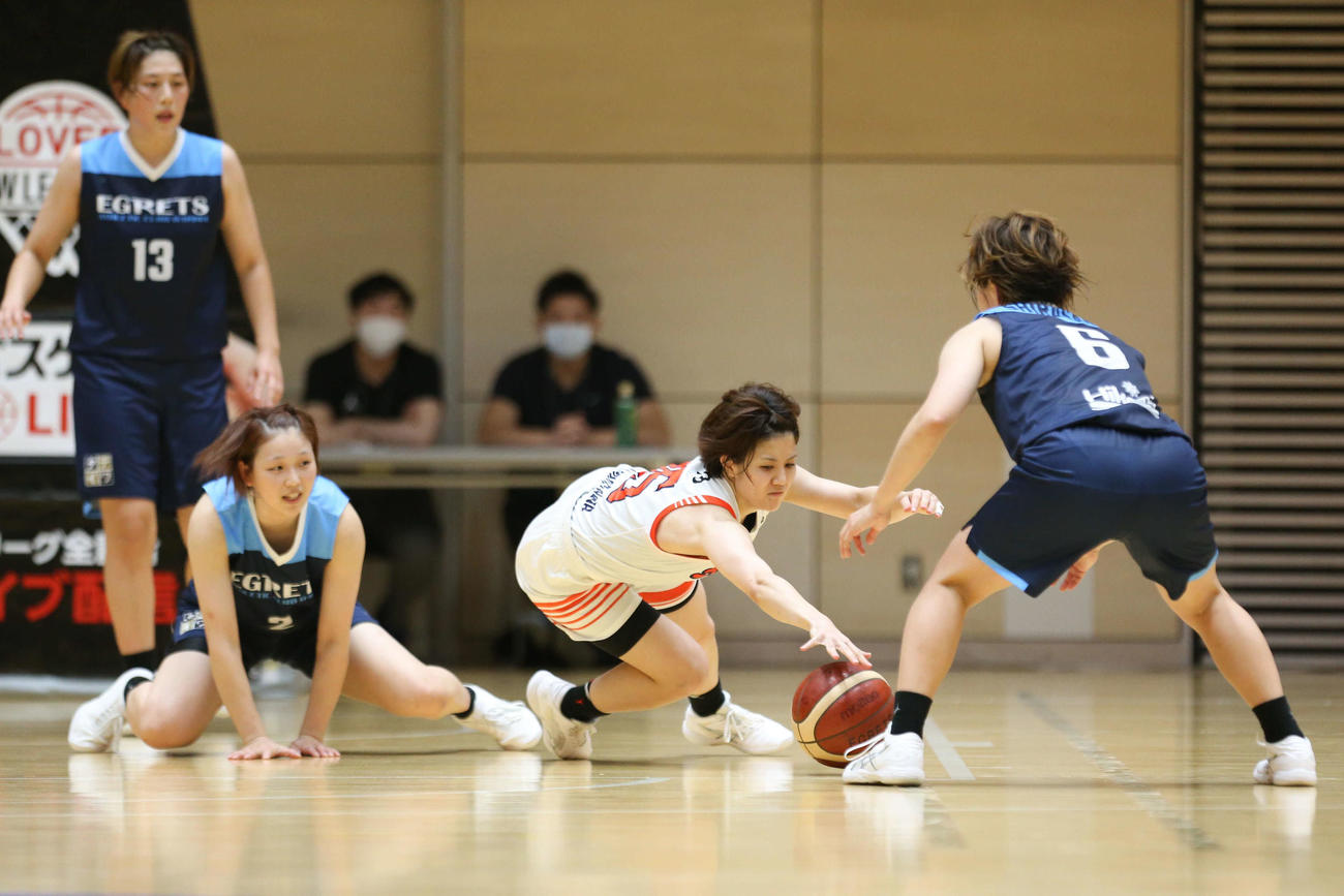 9月5日、姫路戦でルーズボールに飛び込むアランマーレ秋田・砂川(C)Wリーグ