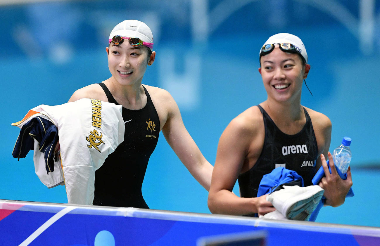 女子100メートル個人メドレー予選を終え笑顔で引き揚げる池江（左）と大本（撮影・滝沢徹郎）