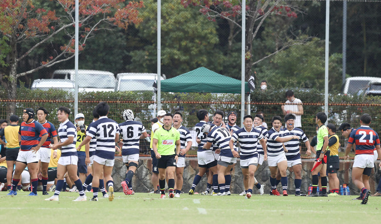 関学大対関大　後半、終了間際に関大ロック栗本が逆転トライを決め喜ぶ選手ら（撮影・前田充）
