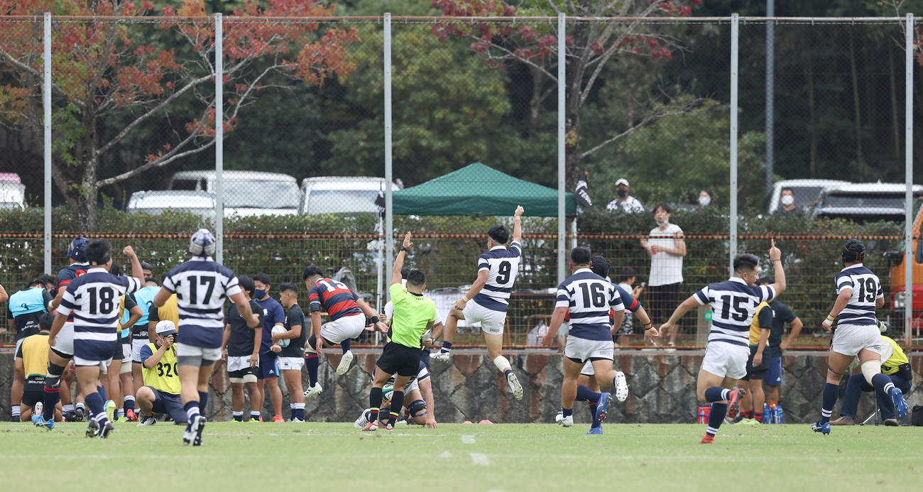 関学大対関大　後半、終了間際に関大ロック栗本が逆転トライを決め喜ぶ選手ら（撮影・前田充）
