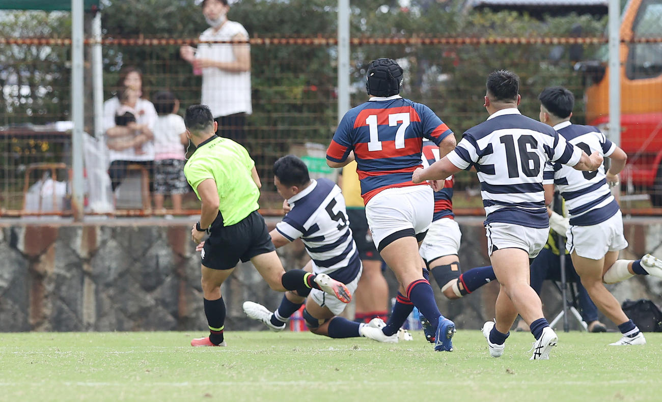 関学大対関大　後半、終了間際に逆転トライを決める関大ロック栗本（左から2人目）（撮影・前田充）