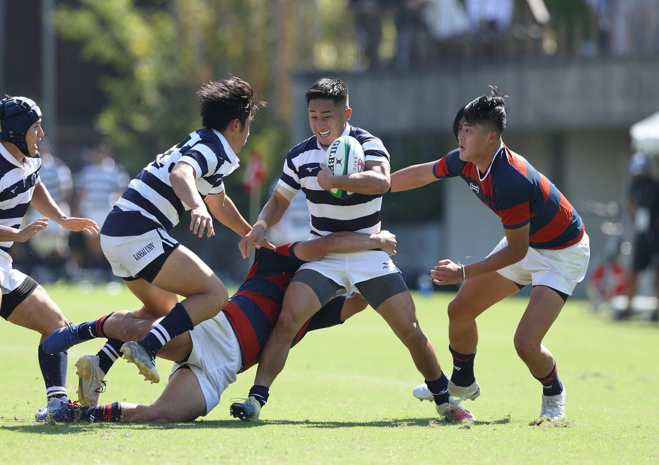 関学大対関大　前半、激しく競り合う両チームの選手たち（撮影・前田充）