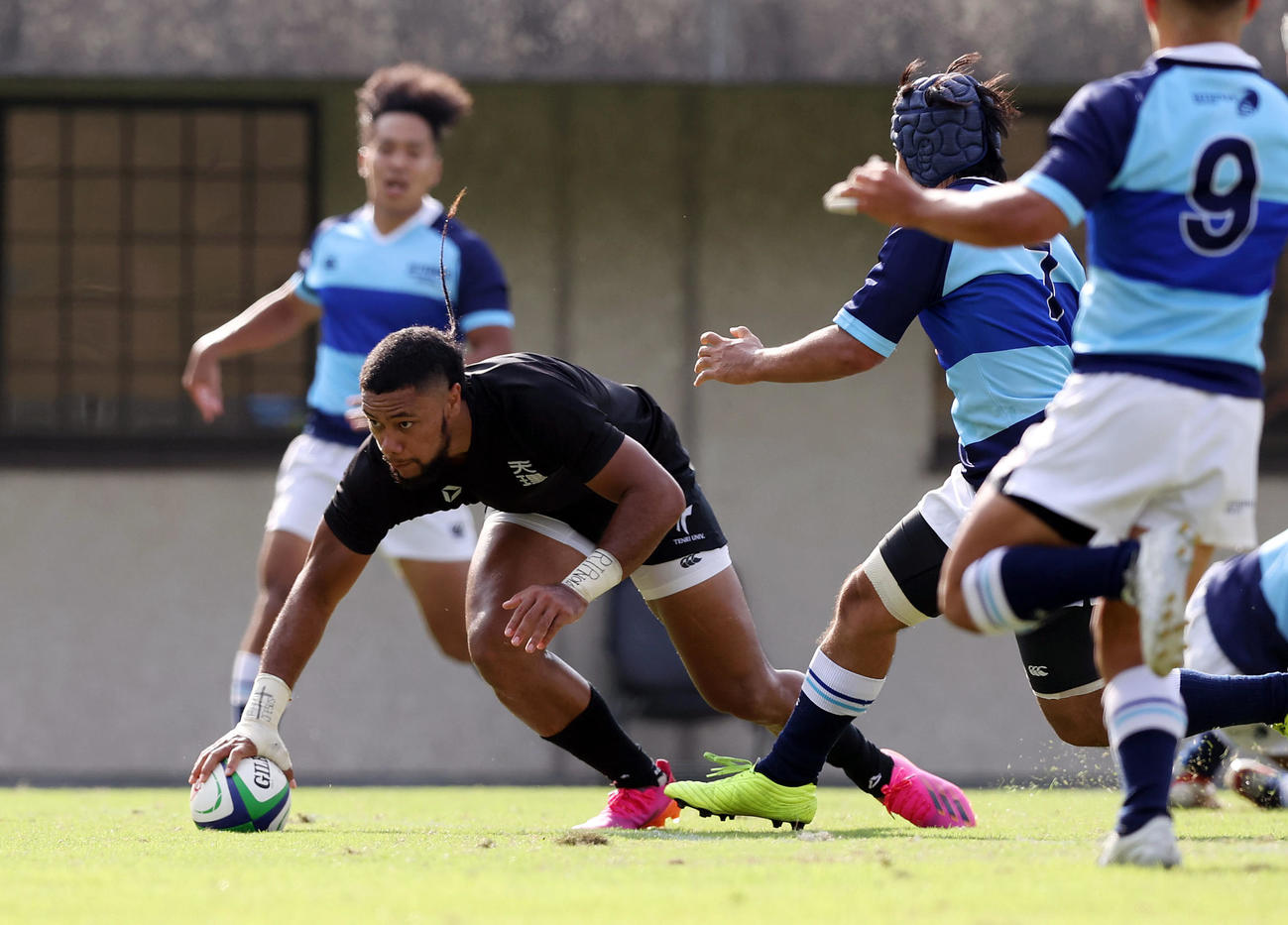 関学大対関大　前半、先制トライを決める天理大WTBアントニオ・トゥイアキ（手前左）（撮影・前田充）