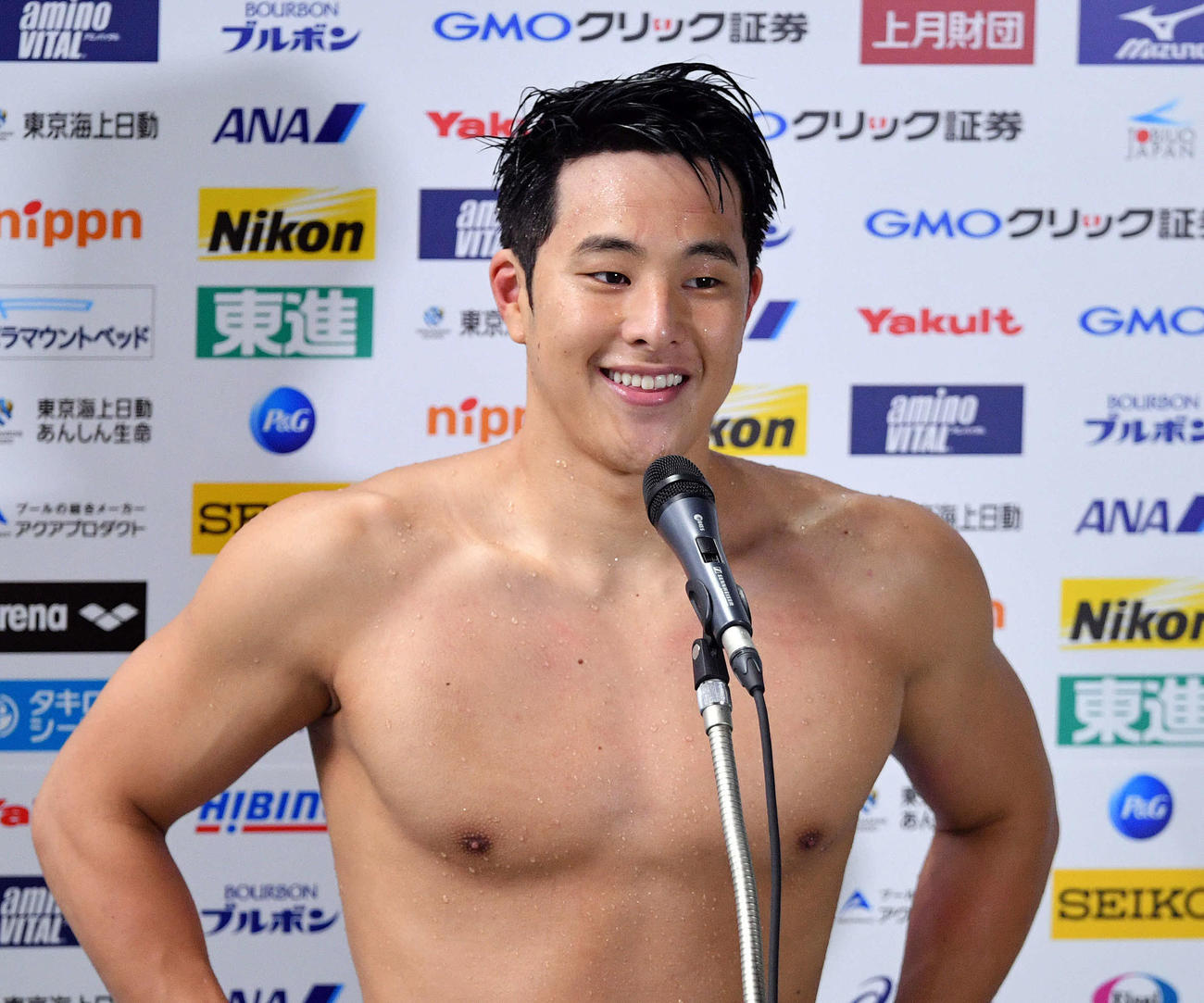 男子100メートル個人メドレーで優勝し笑顔でインタビューを受ける瀬戸（撮影・滝沢徹郎）