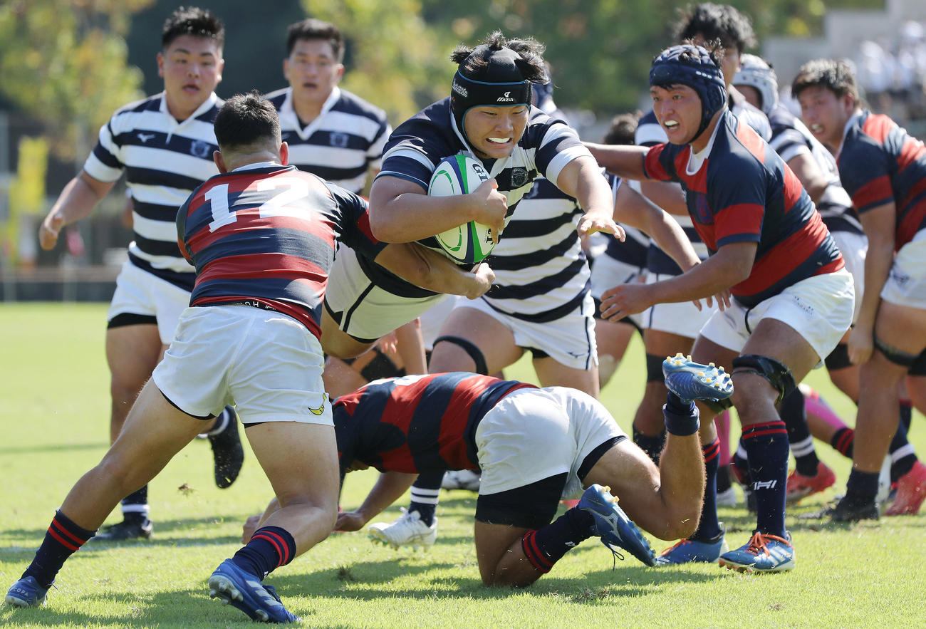 関学大対関大　前半、ラインアウトから抜け出しトライを決める関大フッカー今井（中央）（撮影・前田充）