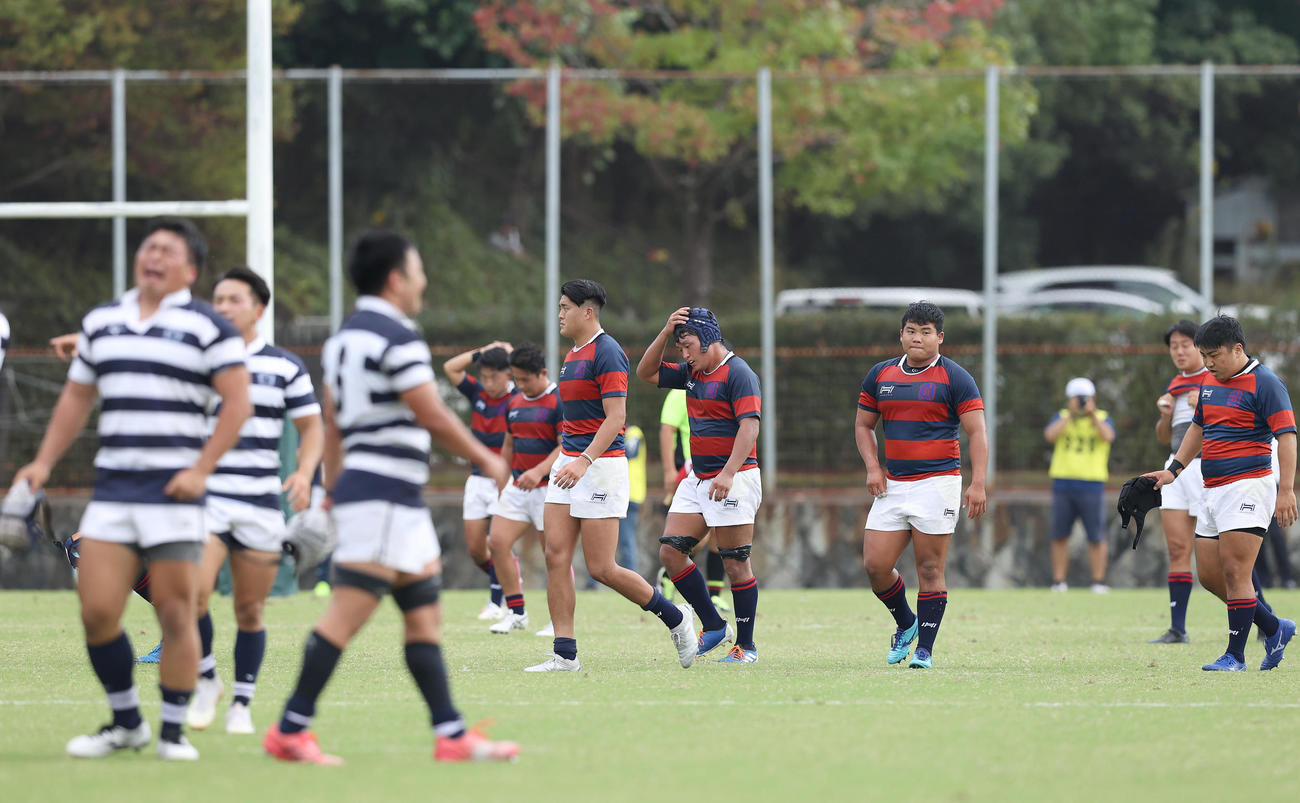 関学大対関大　関大に敗れ方を落とす関学大の選手たち（撮影・前田充）