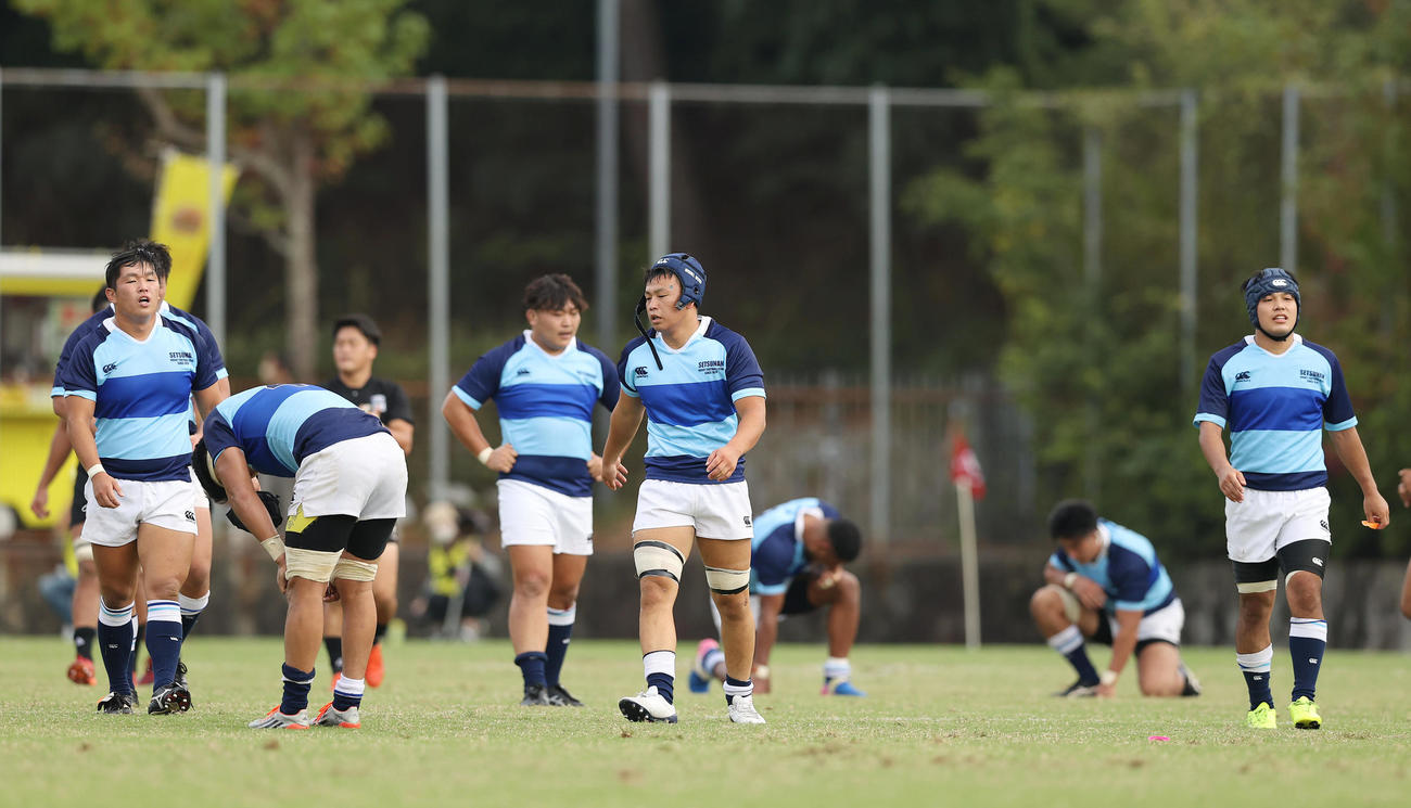 天理大対摂南大　天理大に敗れ肩を落とす摂南大の選手たち（撮影・前田充）