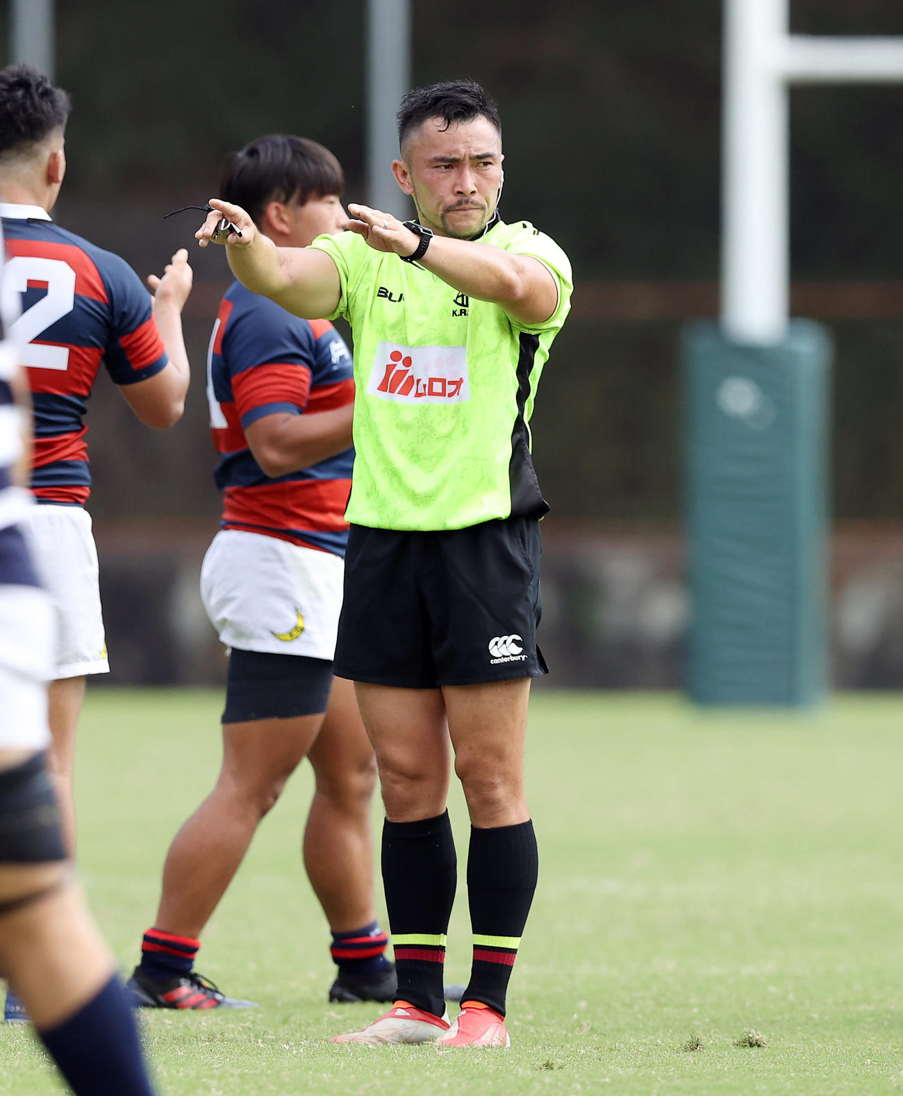 関学大対関大　レフェリーを務めた滑川（撮影・前田充）