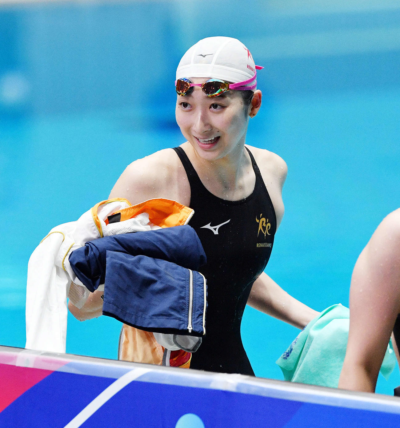 女子100メートル自由形予選を1位通過し笑顔で引き揚げる池江（撮影・滝沢徹郎）