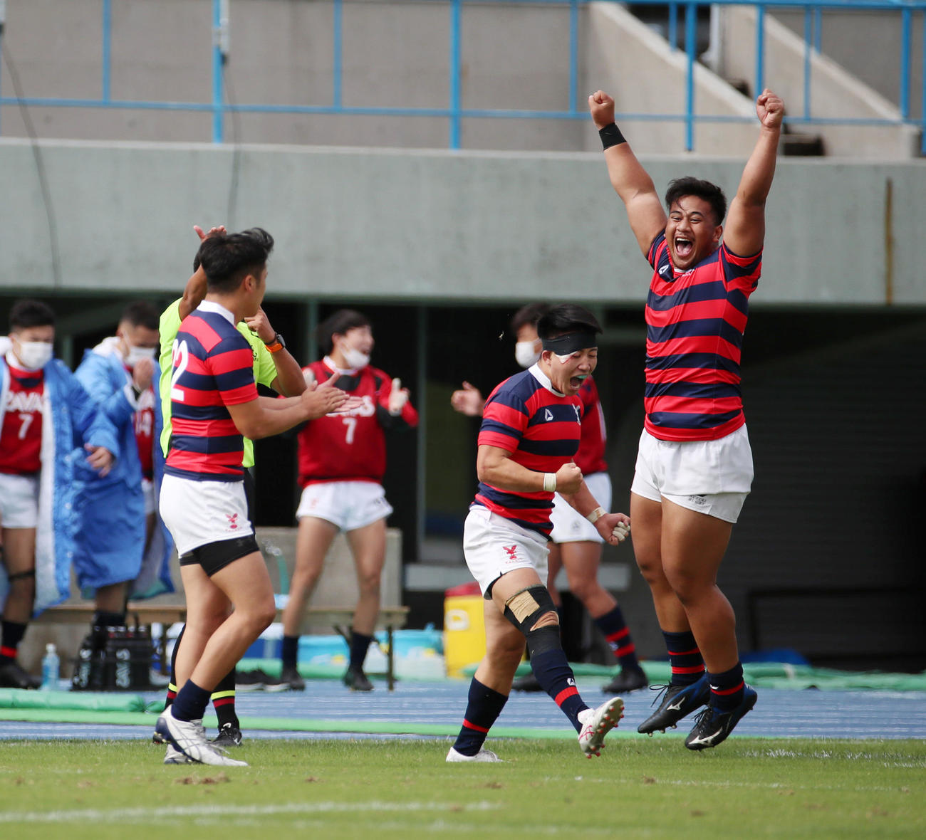 京産大対近大　近大に勝利し万歳して笑顔を見せる京産大の選手ら（撮影・加藤哉）
