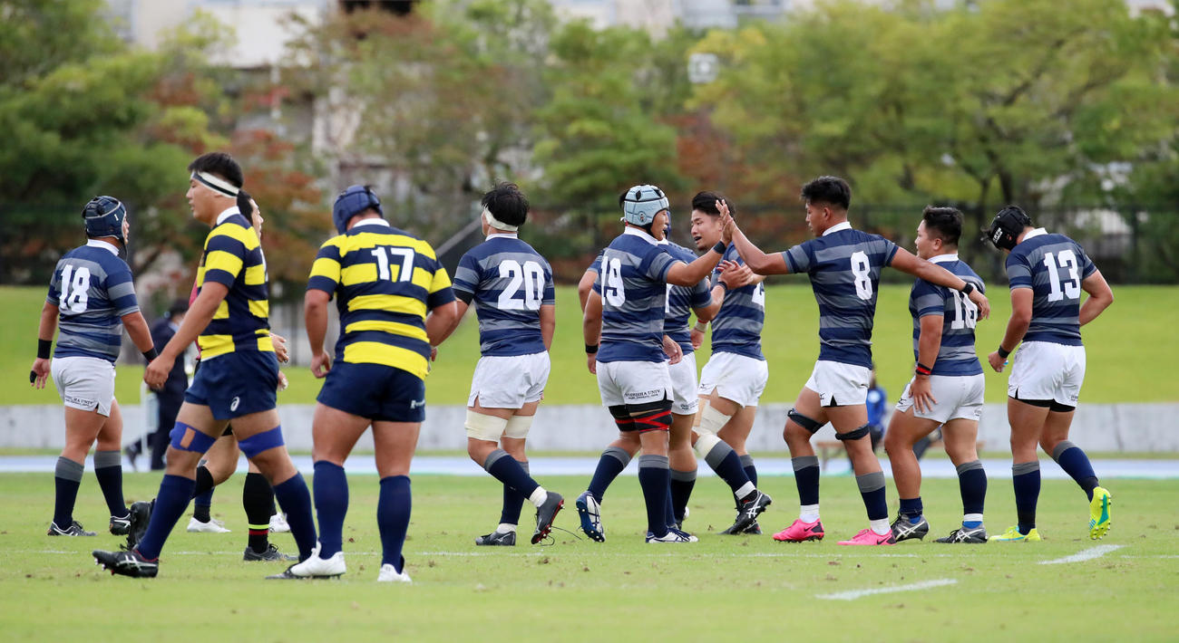 同大対立命大　立命大に勝利してタッチする同大フィフティーンたち（撮影・加藤哉）