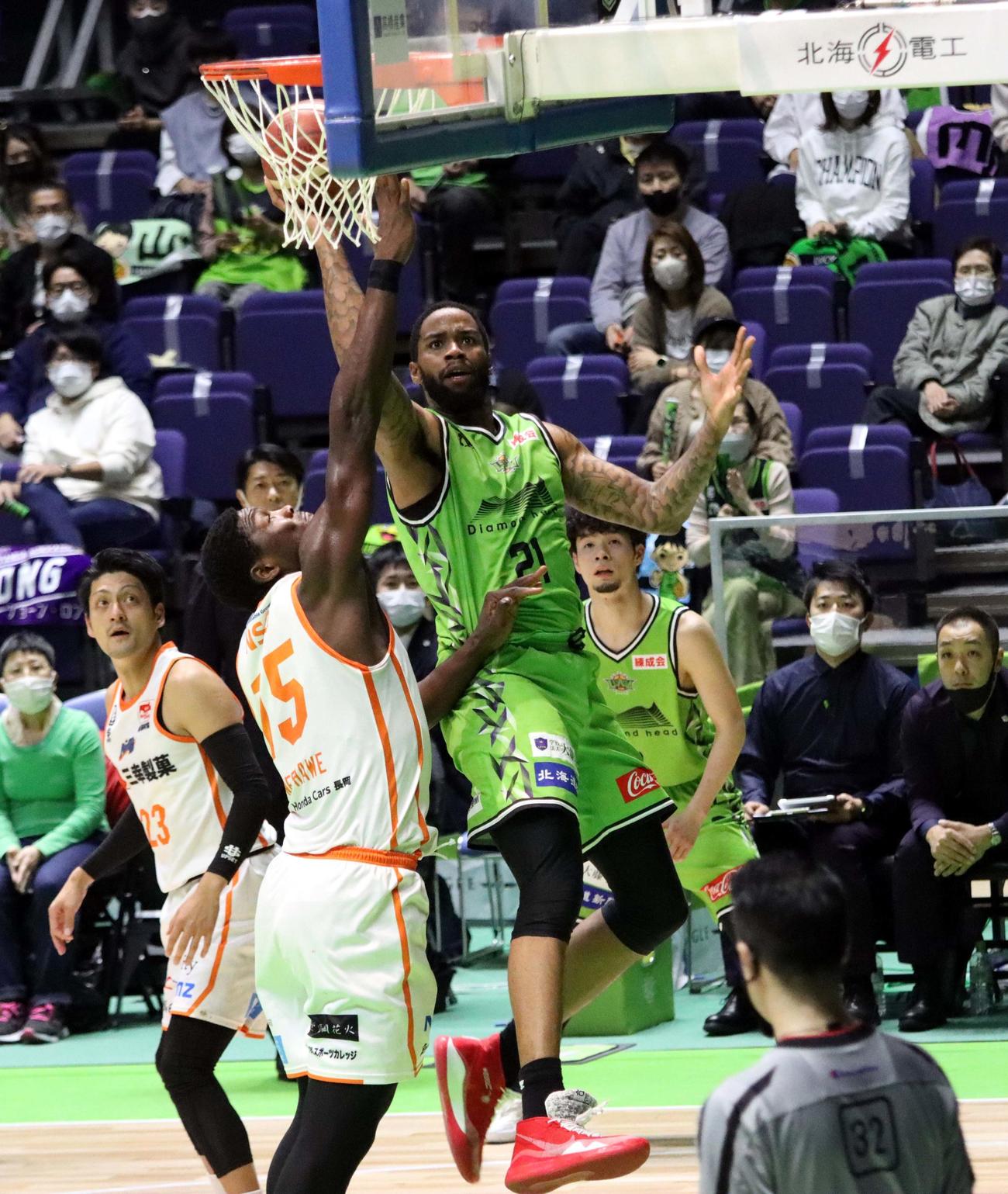 レバンガ北海道対新潟　第4クオーター、シュートを決めるレバンガ北海道ロング（撮影・永野高輔）