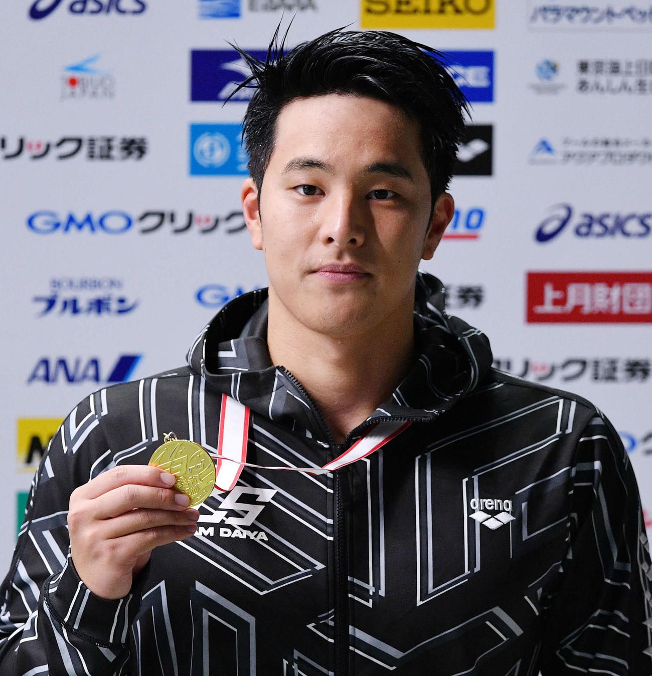 男子200メートル個人メドレーで優勝しメダルを手に記念撮影する瀬戸（撮影・滝沢徹郎）