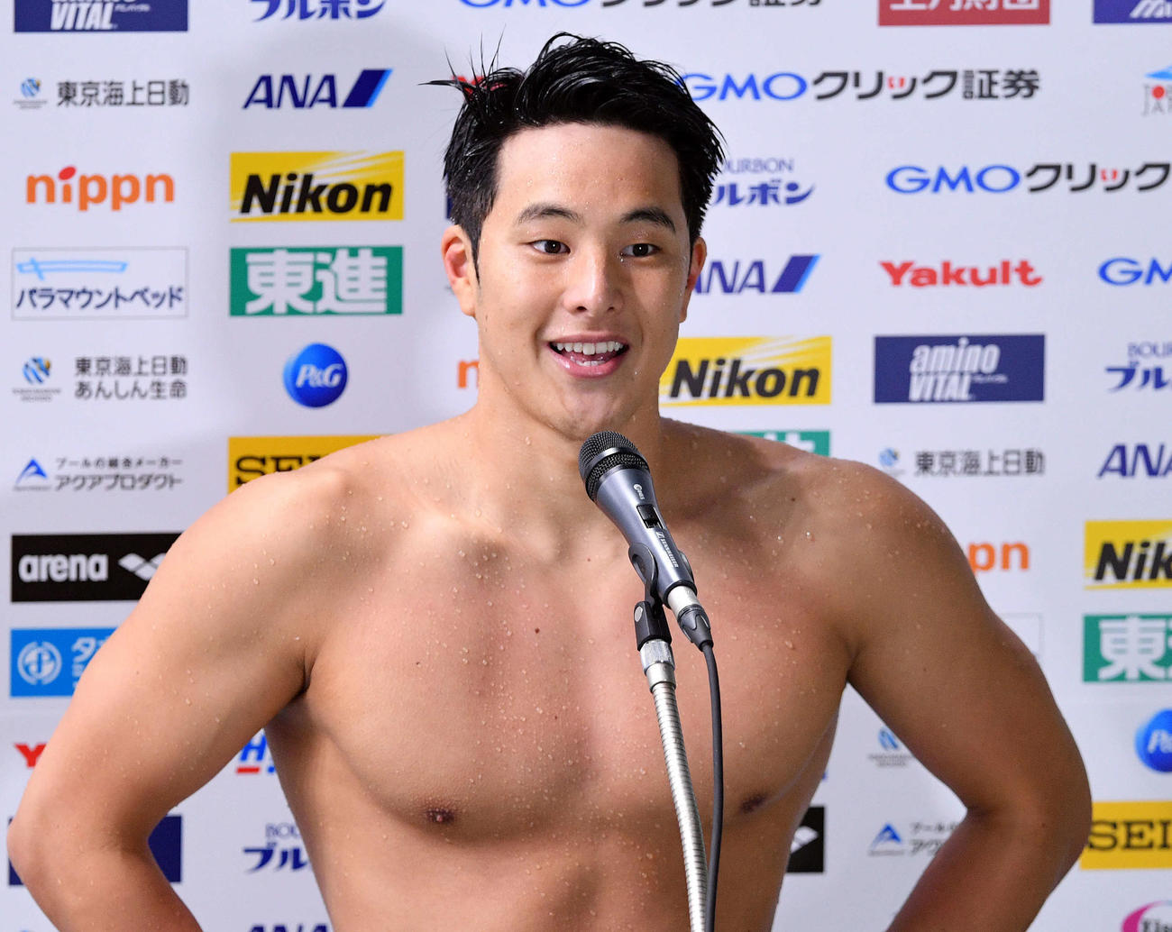 男子200メートル個人メドレーで優勝し笑顔でインタビューを受ける瀬戸（撮影・滝沢徹郎）