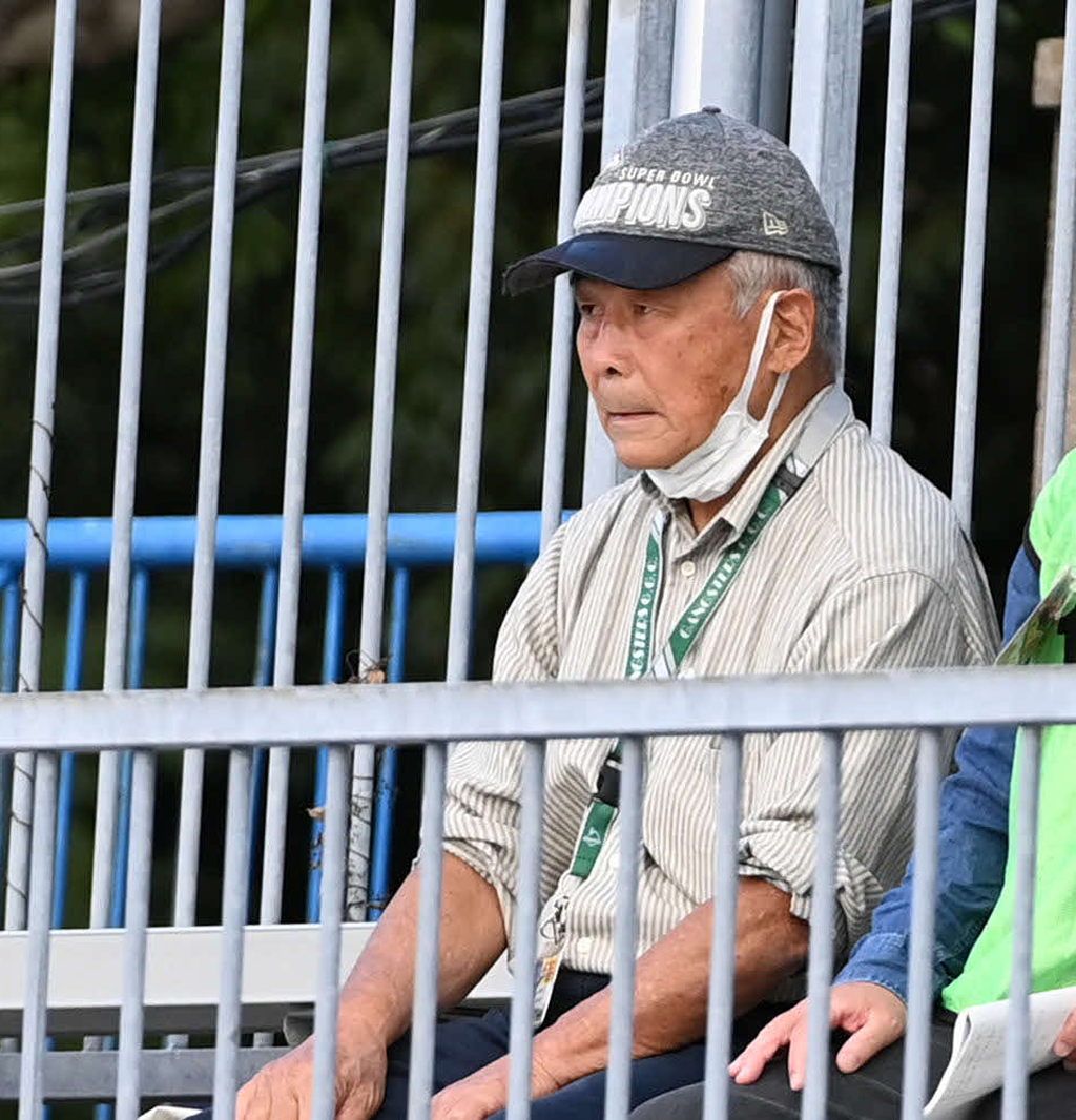 厳しい表情で試合を見る京大・水野アドバイザー（撮影・前岡正明）