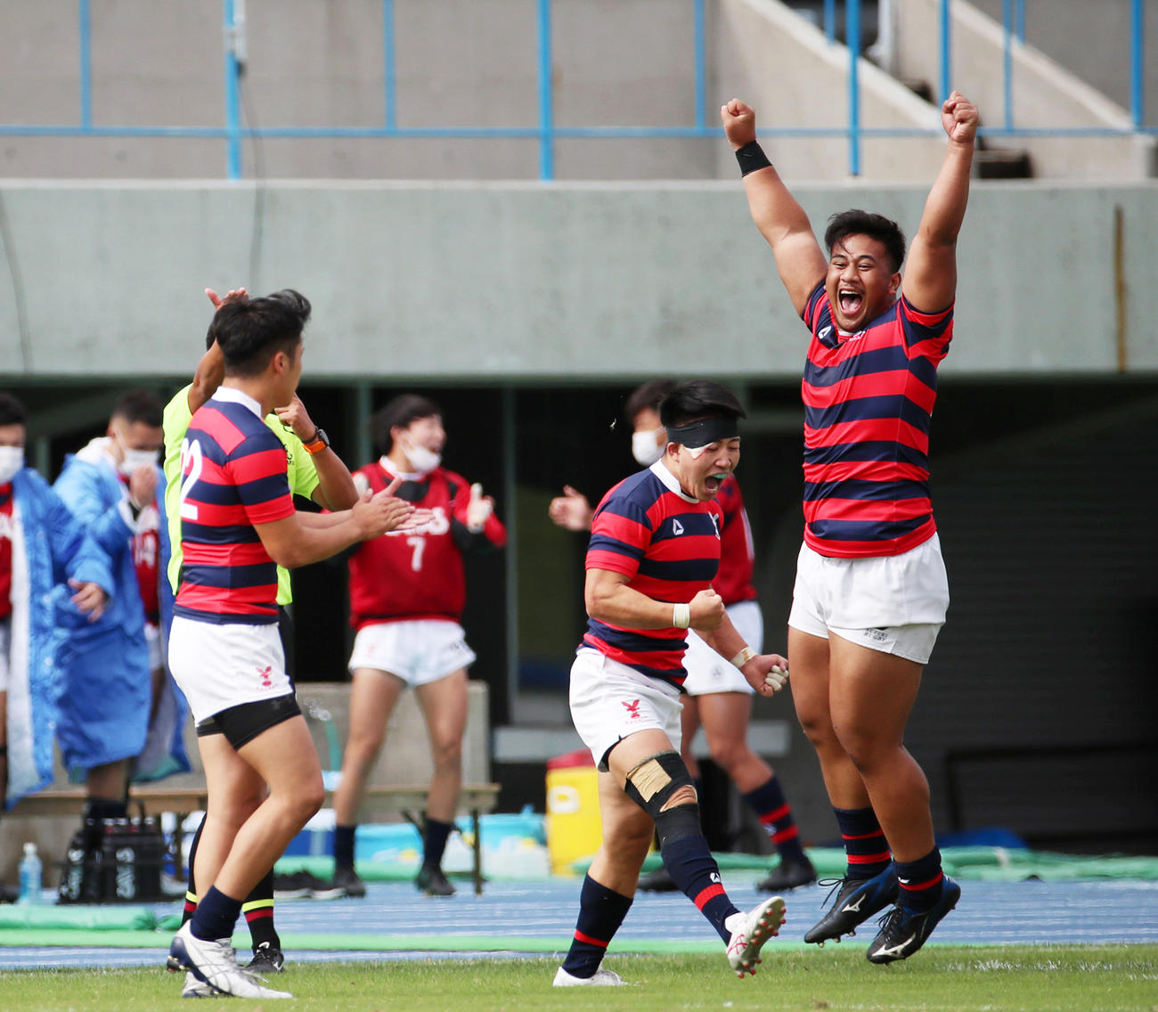 近大に勝利し喜ぶ京産大フィフティーン（撮影・加藤哉）