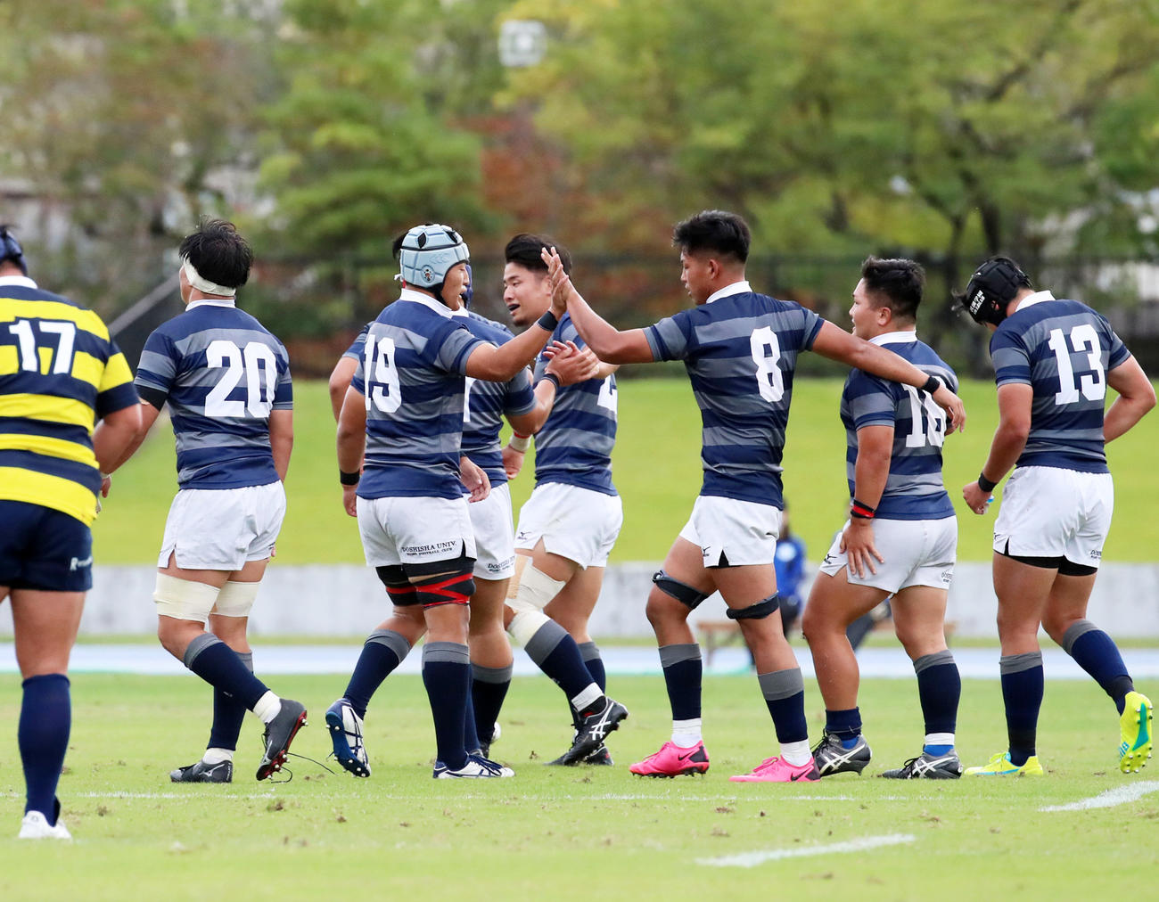 立命大に勝利し喜ぶ同大フィフティーン（撮影・加藤哉）