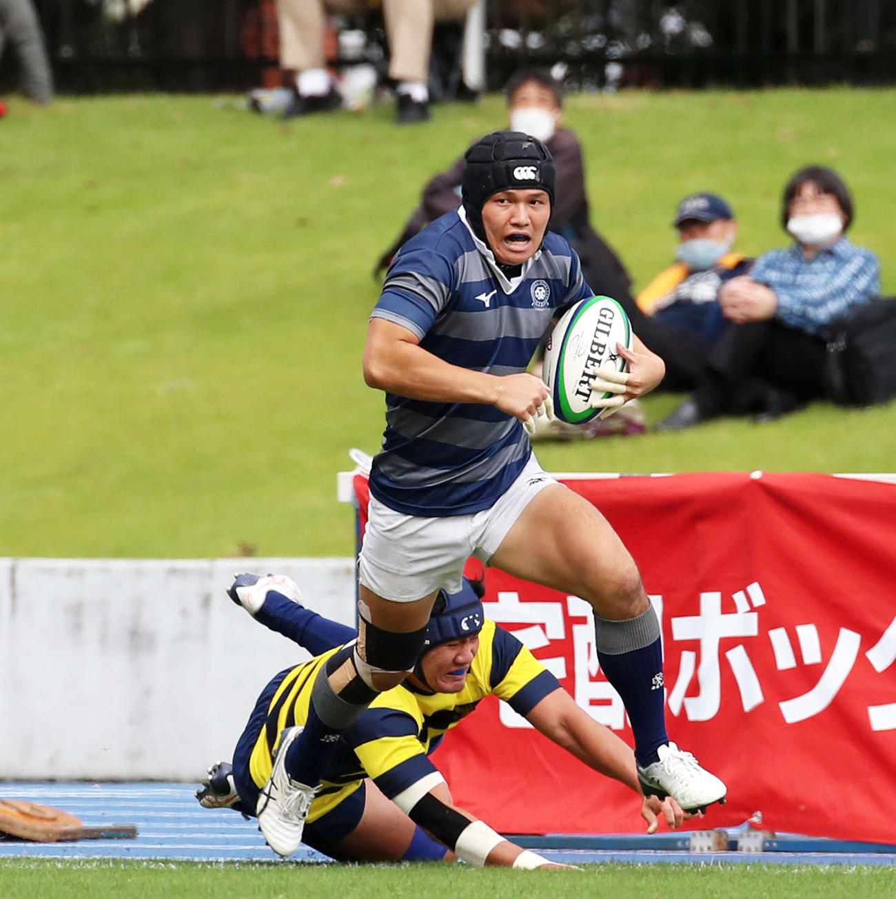 前半、同大WTB和田は立命大FL小島（左）を振り切って前進（撮影・加藤哉）