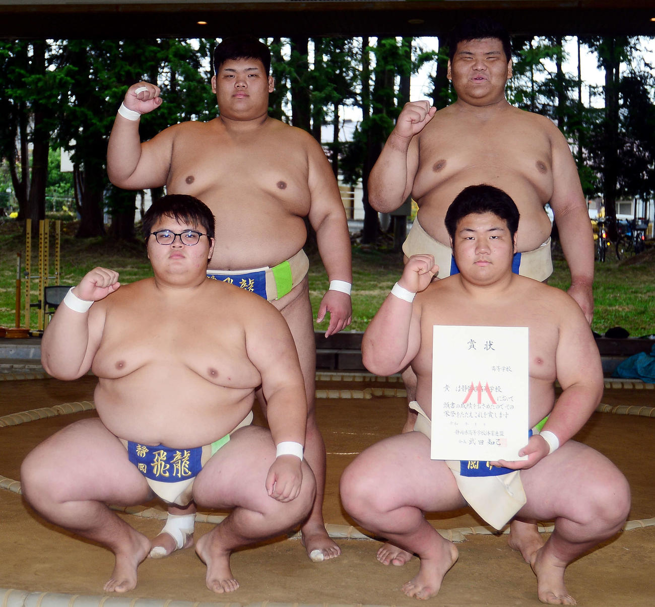 団体戦を制した飛龍のメンバー。前列左から時計回りに内田、桑原、菅原、長村