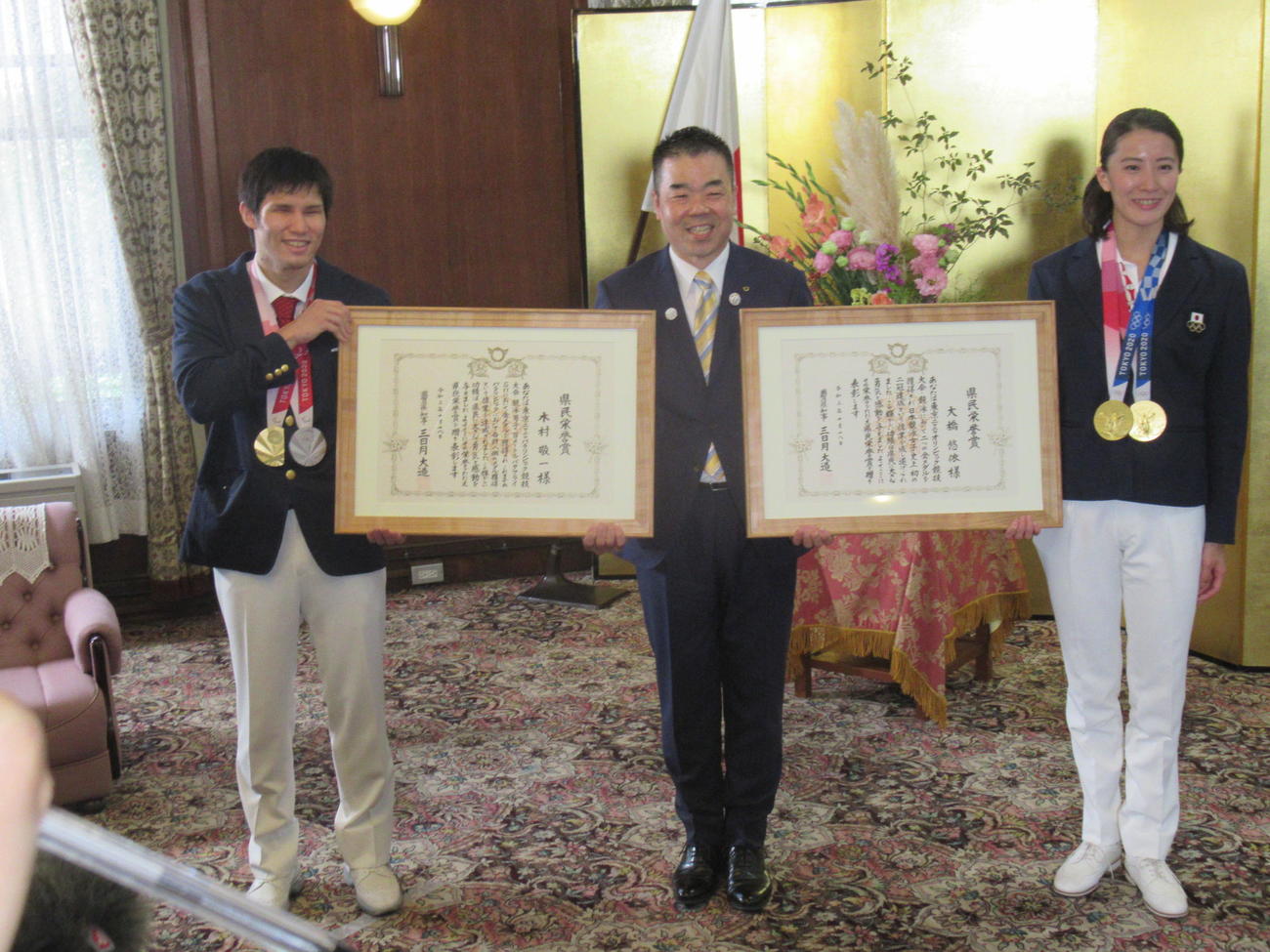 大橋悠依（右）と木村敬一（左）は、滋賀県の三日月大造知事から県民栄誉賞を授与された（撮影・益田一弘）