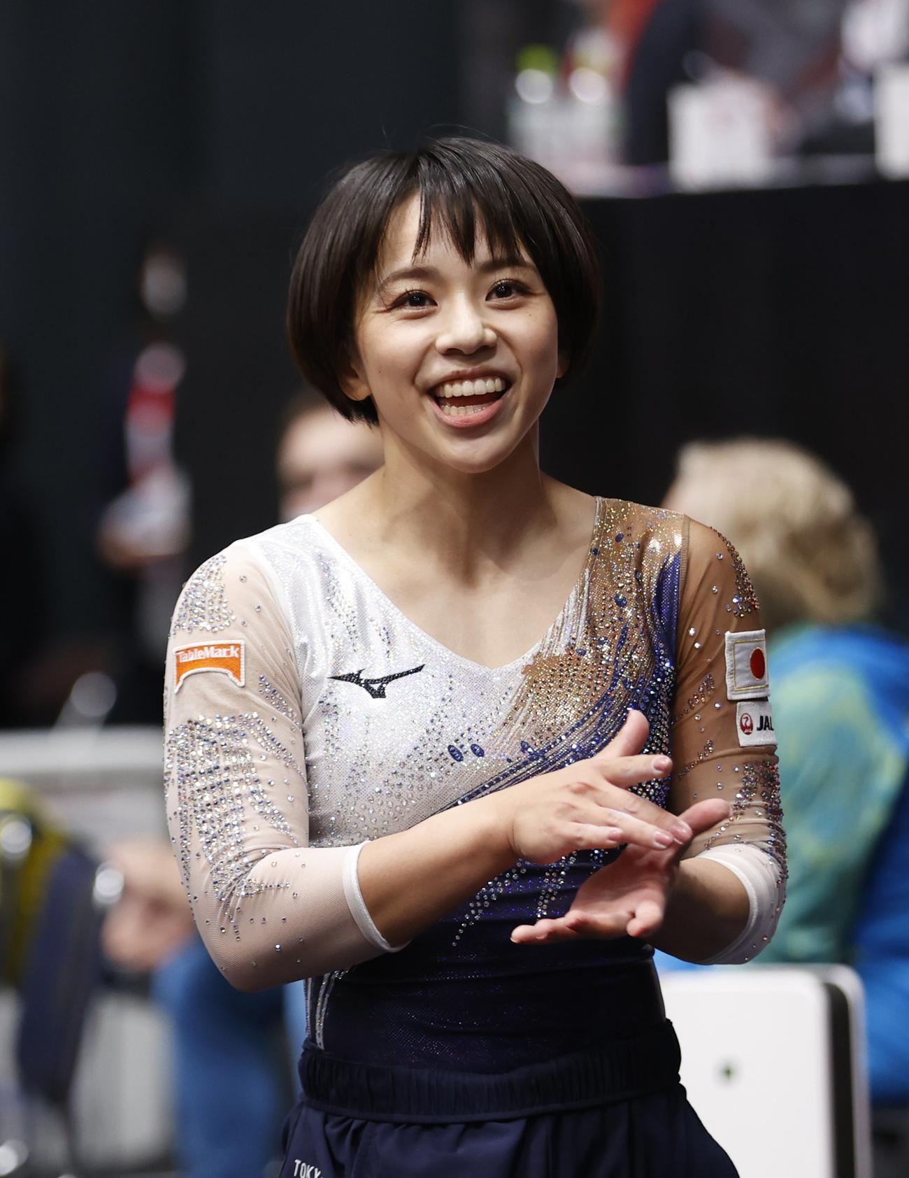 女子予選　床運動の得点を確認し笑顔の村上（代表撮影）