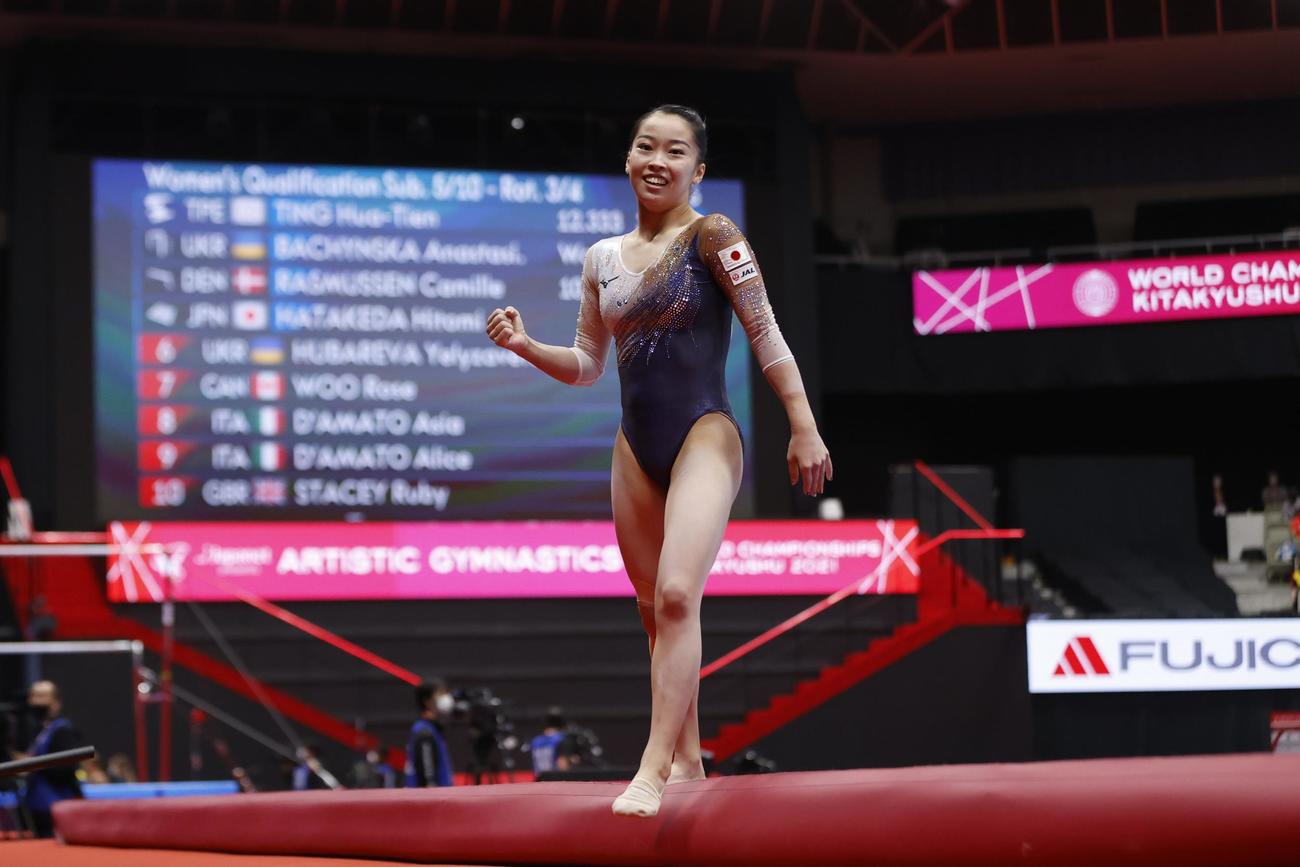 床運動の演技を終え、ガッツポーズする畠田瞳（代表撮影）