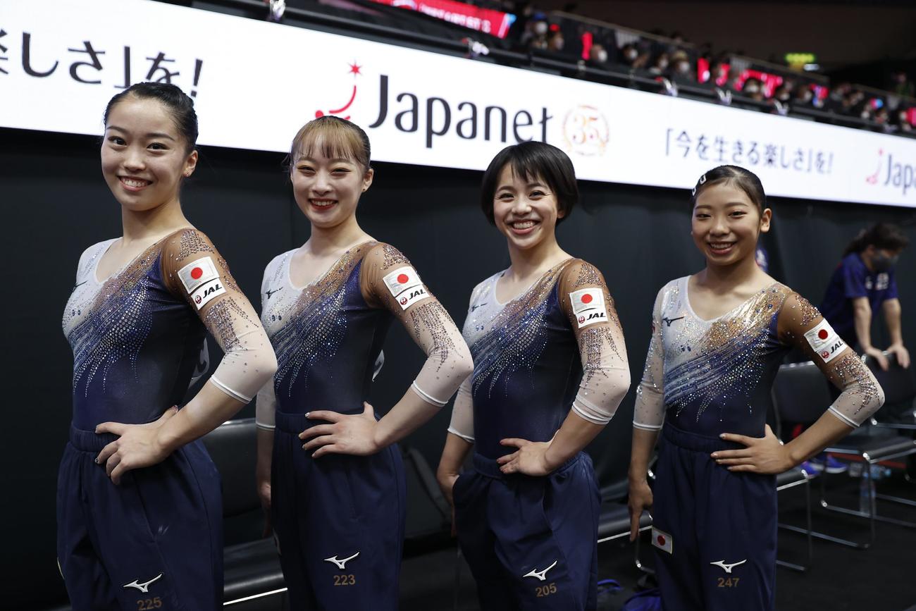 女子予選を終え、記念撮影に応じる（左から）畠田瞳、平岩優奈、村上茉愛、芦川うらら（代表撮影）