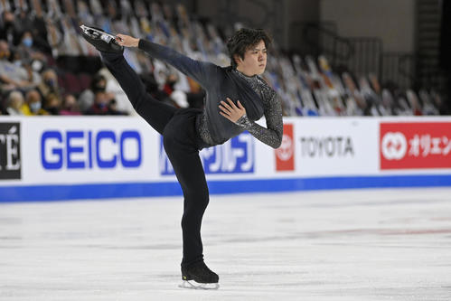 グランプリ(GP)シリーズ第1戦スケートアメリカ 男子SPで演技する宇野昌磨(AP)