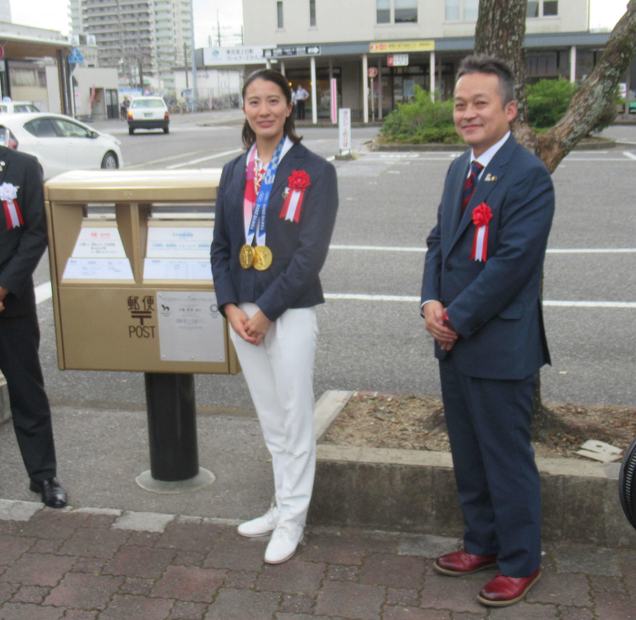 競泳女子の大橋悠依は、五輪2冠をたたえた金色の郵便ポスト設置の除幕式に出席した。右は彦根市の和田裕行市長（撮影・益田一弘）