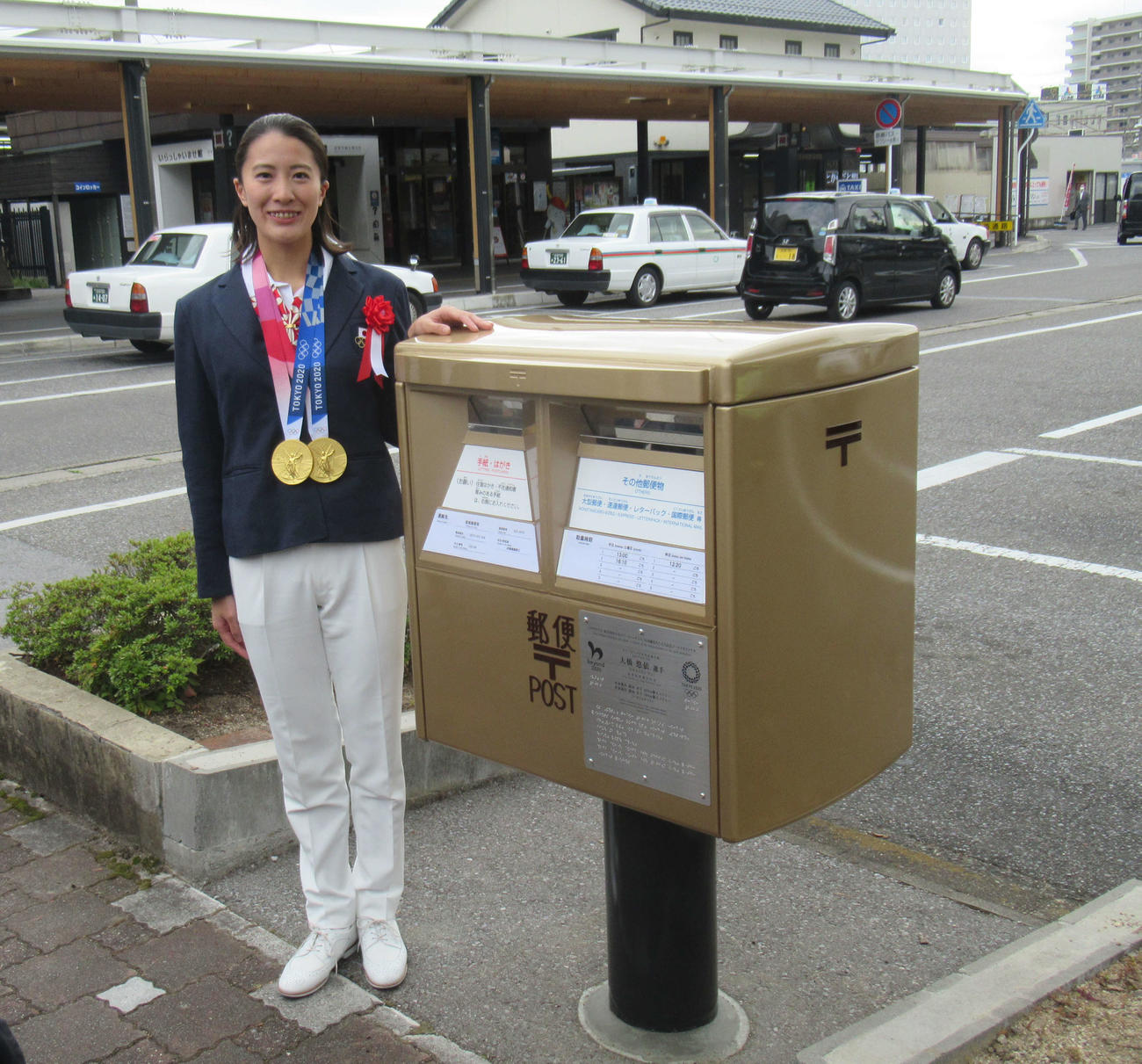 競泳女子の大橋悠依は、五輪2冠をたたえた金色の郵便ポスト設置の除幕式に出席した（撮影・益田一弘）