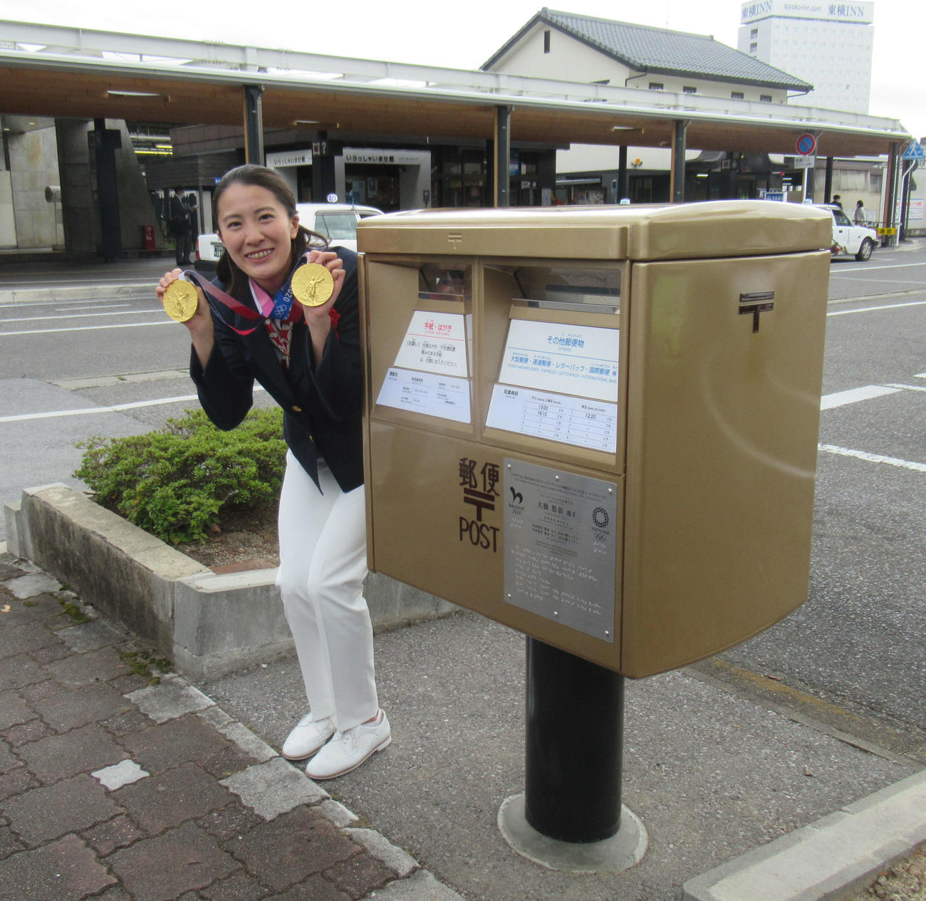 競泳女子の大橋悠依は、五輪2冠をたたえた金色の郵便ポスト設置の除幕式に出席した（撮影・益田一弘）