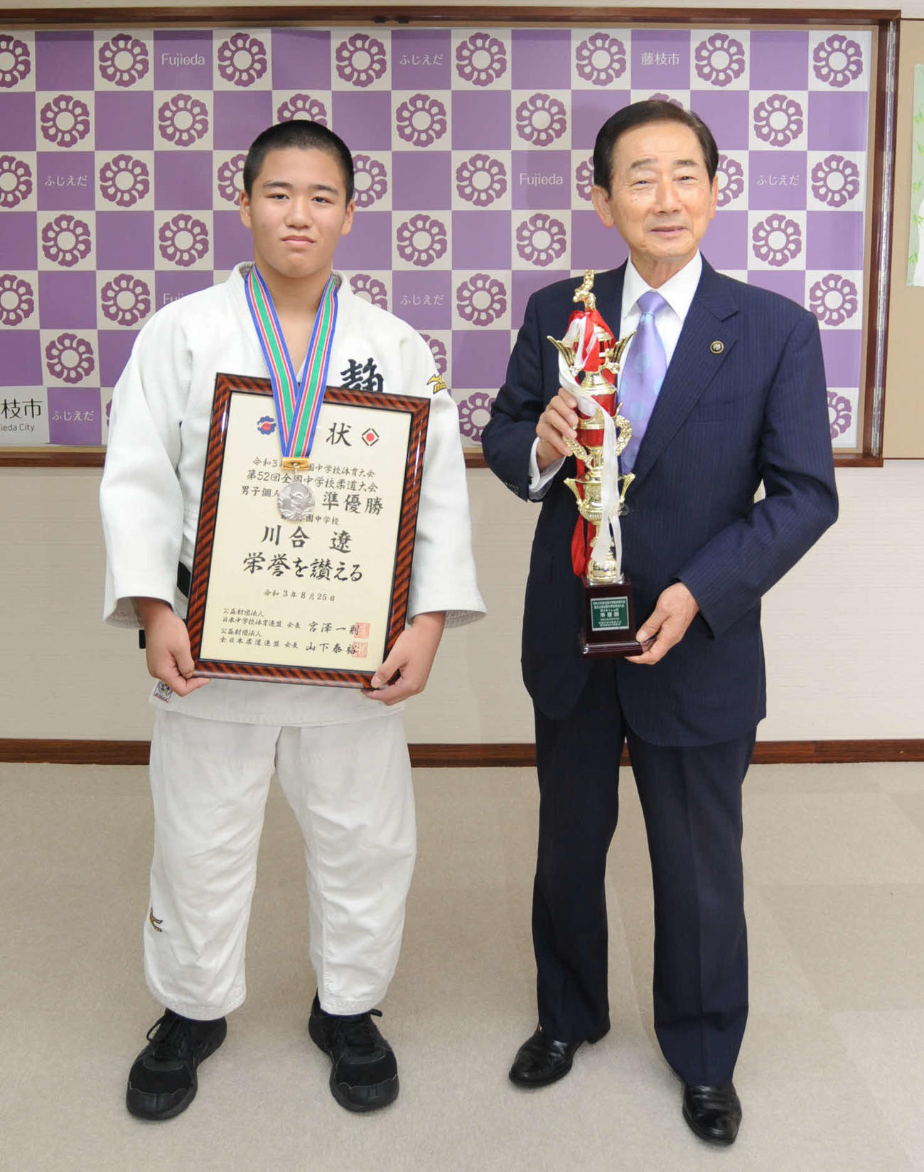 準優勝トロフィーを代わりに持つ北村藤枝市長（右）を表敬訪問した静岡学園中の川合